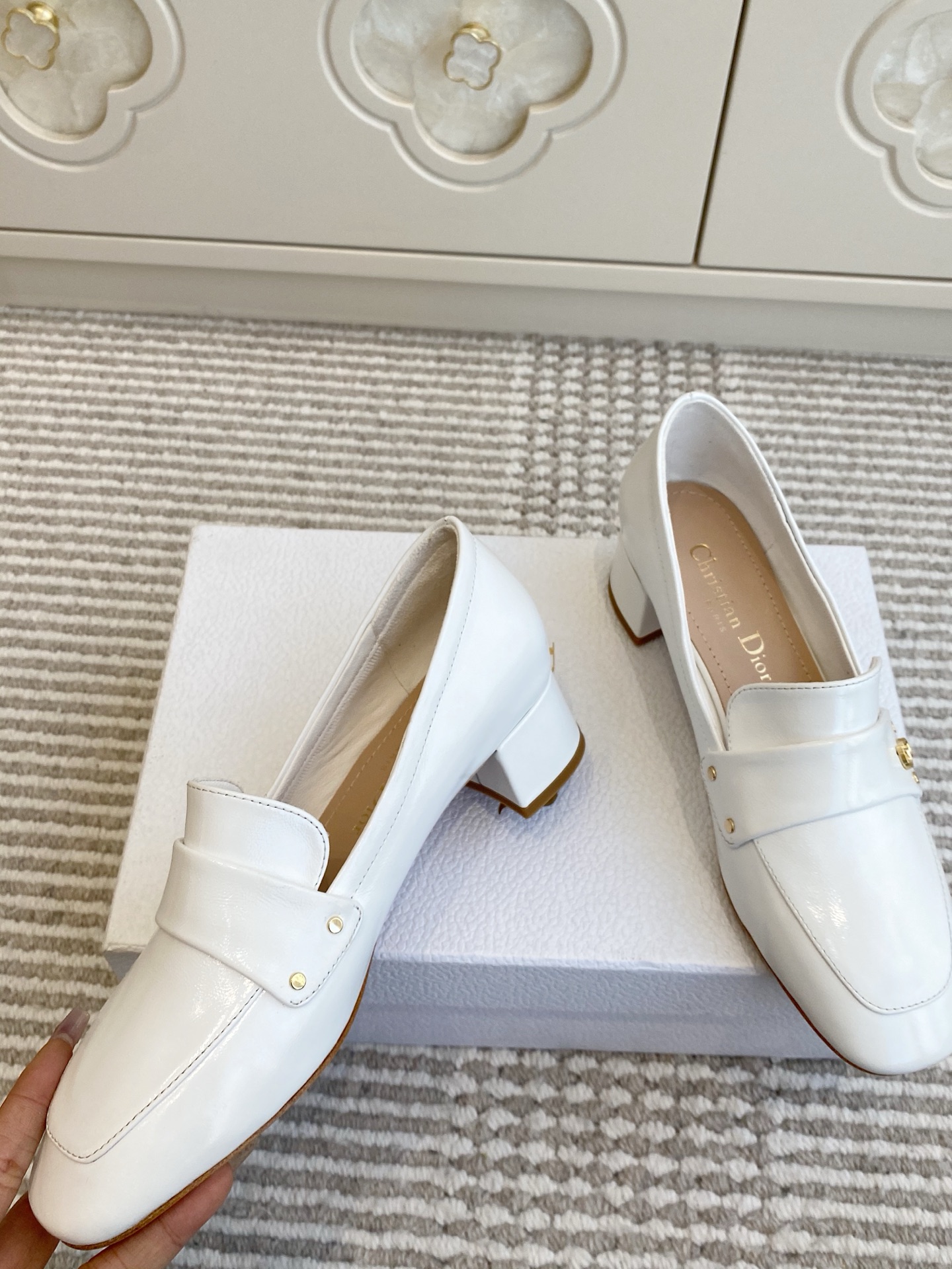 🐳Dior迪奥·25ss新🆕粗跟cd乐福鞋 单鞋采用漆皮和真皮材质，质感高级且光泽感强；鞋身饰有品牌标志