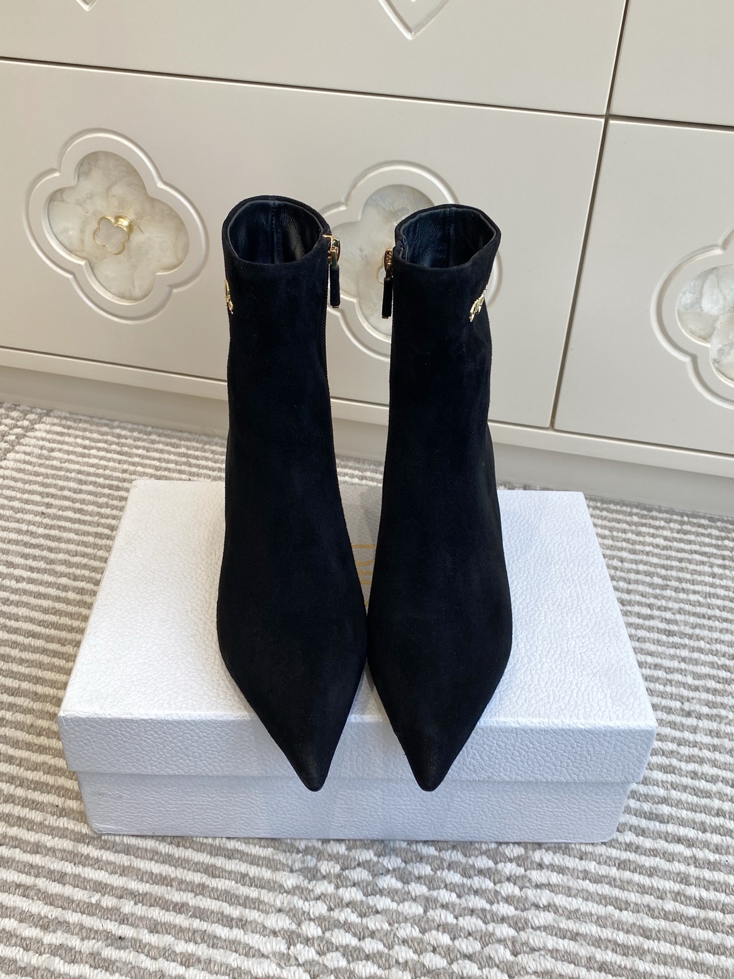 NO:668211,Batch Dior · Dior 2025 new autumn and winter My-dior series · High-heeled pointed toe side zipper short boots · Ankle boots This My Dior heeled ankle boots show exquisite elegance. Black suede sheepskin style, pointed toe design, embellished with gold-finished metal Christian Dior Paris logo, highly recognizable, highlighting Dior's extraordinary craftsmanship. 8 cm graphic style heel makes the fashionable and elegant design more refined. Material Upper imported calfskin/imported sheepskin  Water-dyed sheepskin lining, Italian genuine leather outsole, heel height 5.5cm 8cm, size 34-42 (34.40.41.42 customized, non-returnable), boots, dior, dior, boots, cowhide, sheepskin, sheep, Leather soles19860909批 Dior·迪奥2025秋冬新款My—dior系列·高跟尖头侧拉链短靴·及踝靴 这款 My Dior 带跟及踝靴彰显精致的优雅气质.黑色绒面羊皮革款式,尖头设计,点缀以金色饰面金属 Christian Dior Paris 标志,富有辨识度,彰显 Dior 非凡的精湛工艺.8 厘米图形风格鞋跟令时尚优雅的设计更显精致. 材质鞋面进口小牛皮/进口羊京 内里水染羊皮内里 大底意大利真皮大底 跟高5.5cm 8cm 尺寸34-42(34.40.41.42定制不退换）,靴子,dior,dior,boots,cowhide,sheepskin,sheep,Leather soles,Women's Shoes