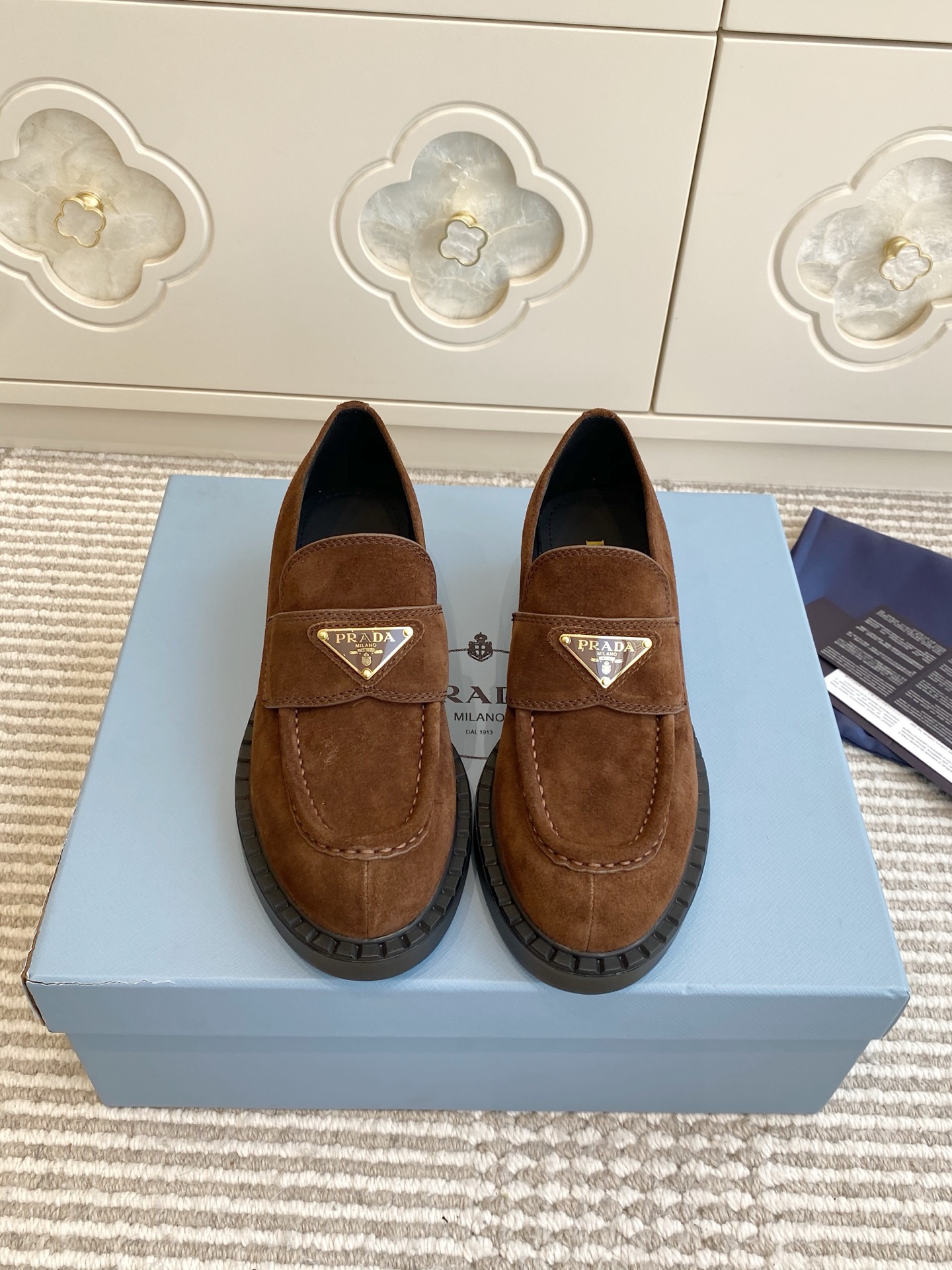 NO:668260,Batch purchasing agent level Prada classic triangular gold label thick-soled loafers｜Top purchasing agent quality material and craftsmanship original custom suede original cowhide lining zp molded outsole size 35-39 (40, 41 customized non-returnable), loafers, prada, prada, loafers, cowhide, chamois leather19860909批  代购级 Prada普拉达经典款三角标金标厚底乐福鞋｜顶级代购级别品质 材质与工艺 原版定制麂皮 原版牛皮内里 zp开模大底 size35-39（40、41定做不退换）,乐福鞋,prada,prada,loafers,cowhide,chamois leather,Women's Shoes