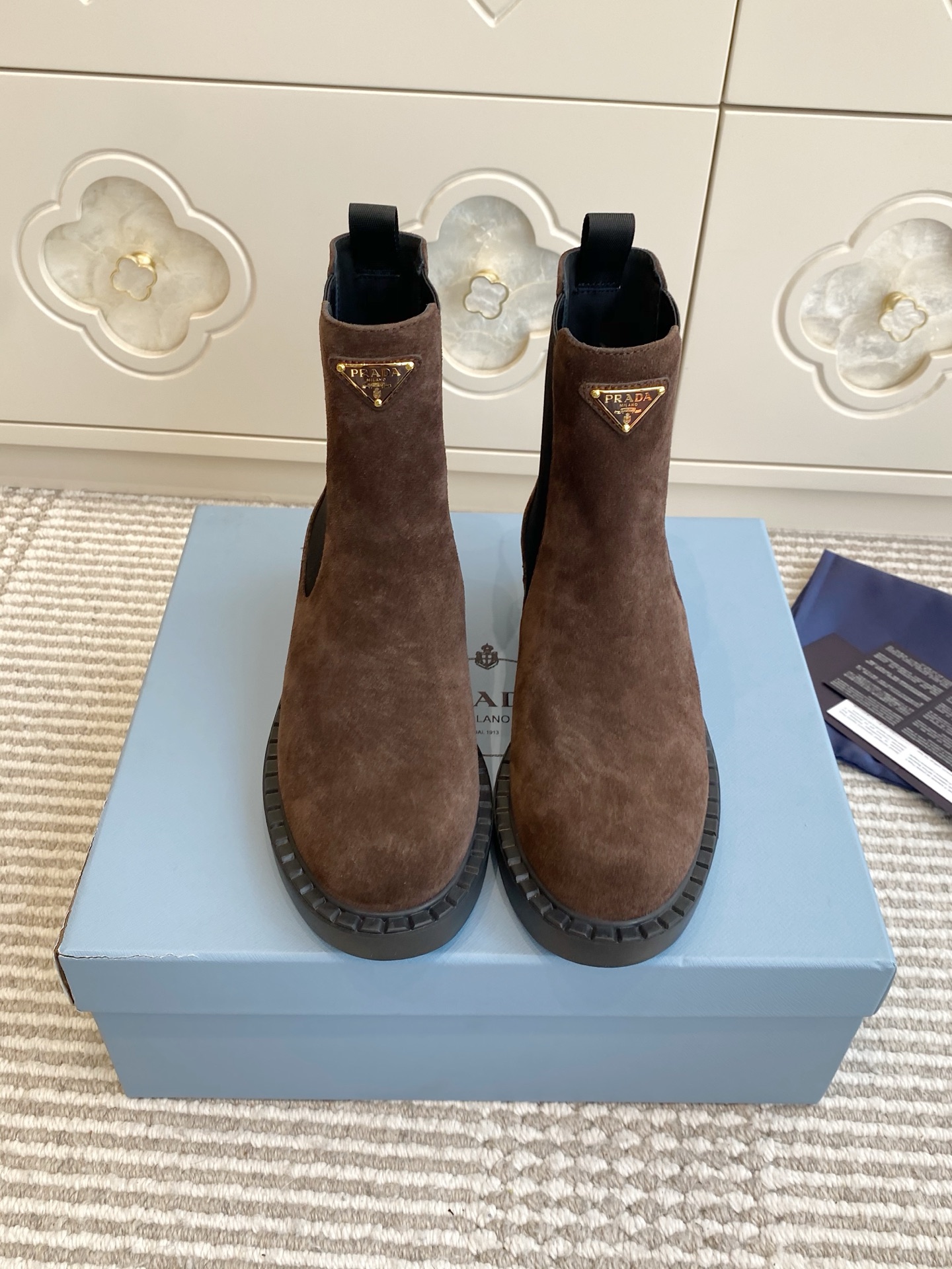 NO:668259,Batch purchasing agent level Prada Classic Triangular Label Gold Label Suede Chelsea Short Boots｜Top Purchasing Level Quality Materials and Craftsmanship Original Customized Suede Original Cowhide Lining ZP Open Mold Outsole Size35-39 (40 and 41 custom-made are not returnable), boots, prada, prada, boots, cowhide, chamois leather19860909批  代购级 Prada普拉达经典款三角标金标麂皮切尔西短靴｜顶级代购级别品质 材质与工艺 原版定制麂皮 原版牛皮内里 zp开模大底 size35-39（40、41定做不退换）,靴子,prada,prada,boots,cowhide,chamois leather,Women's Shoes