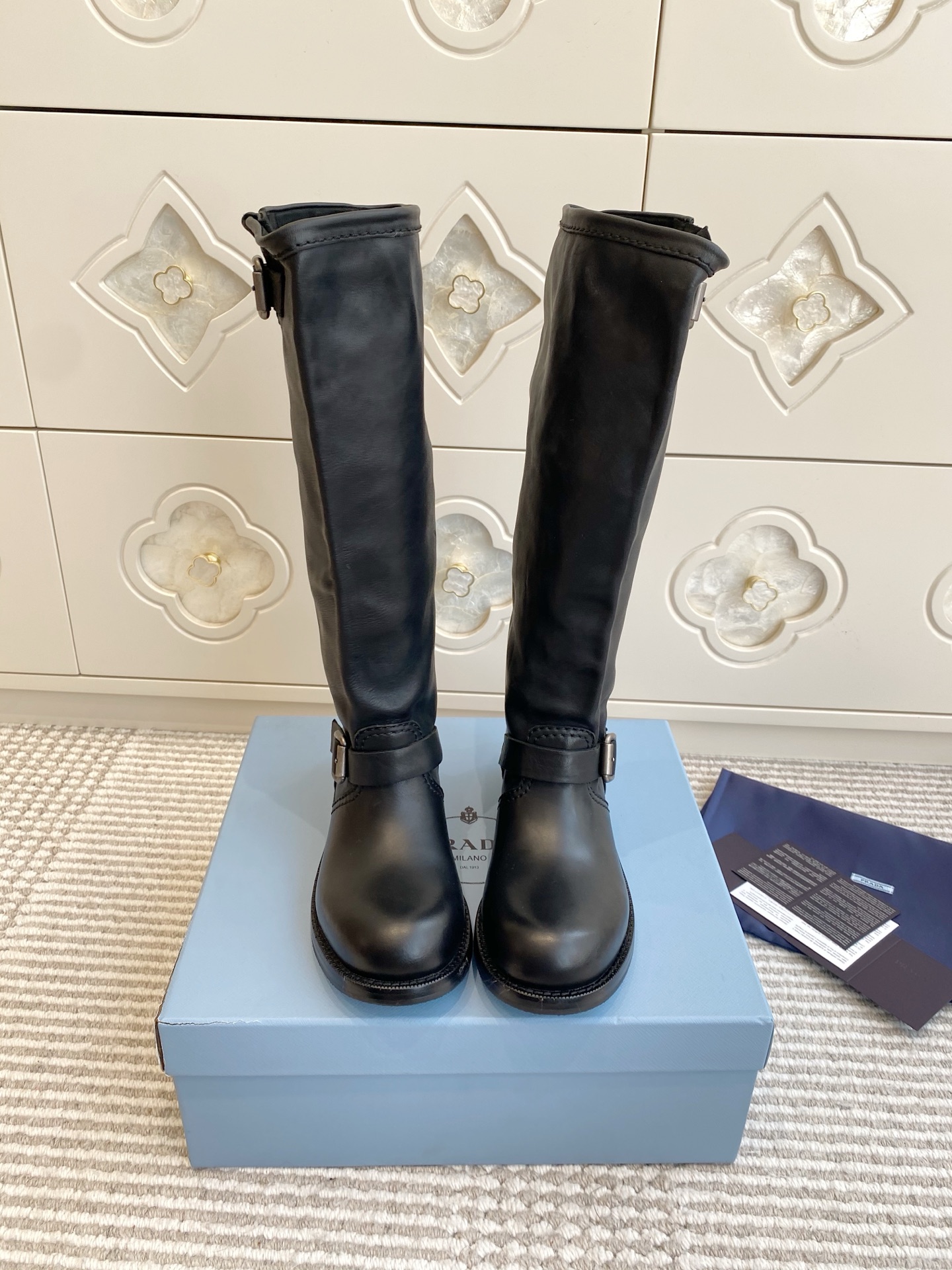 NO:668216,I chose this pair of high-grade Dui Dui boots for purchasing on behalf of others, and they are absolutely right!  Prada·This year’s series of short boots, long boots and high boots are all beautiful!  It’s a favorite that should be included in everything!  The original customized calfskin upper is soft and comfortable. The piled boot design is lazy and casual. The beautiful arc of the toe is very stylish and handsome!  Original last, don’t compare it with market currency!  35-39/40.41customized,boots,prada,boots,cowhide19860909批 代购级堆堆靴我选它,准没错！Prada·今年的这系列短靴长靴高筒靴都好看 ！是全部都要收入囊中的喜欢！原版定制小牛皮鞋面,柔软又舒适,堆堆的靴筒设计,慵懒随性,鞋头漂亮的弧线特别有型,帅气十足！原版楦头,别拿市场通货来比！35-39/40.41定做,靴子,prada,boots,cowhide,Women's Shoes