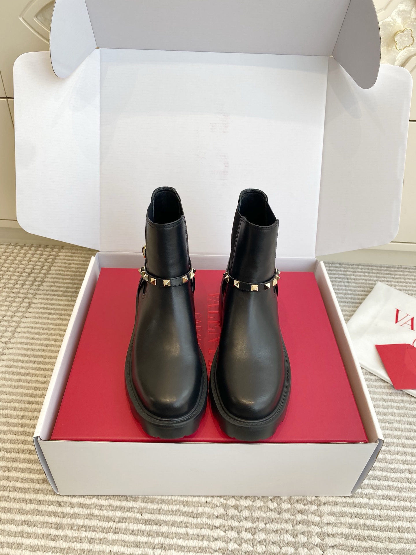 NO:668224,Batch (original box packaging) Purchasing grade Valentino Valentino rivet thick-soled Chelsea short boots | Top purchasing grade quality Materials and craftsmanship Original calfskin/suede Sheepskin lining zp molded outsole size 35-39 (40 custom made, non-refundable), boots, valentino, valentino, boots, cowhide, sheepskin, chamois leather19860909批（原版盒包装）  代购级 Valentino华伦天奴·铆钉厚底切尔西短靴｜顶级代购级别品质 材质与工艺 原版小牛皮/麂皮 羊皮内里 zp开模大底 size35-39（40定做不退换）,靴子,valentino,valentino,boots,cowhide,sheepskin,chamois leather,Women's Shoes