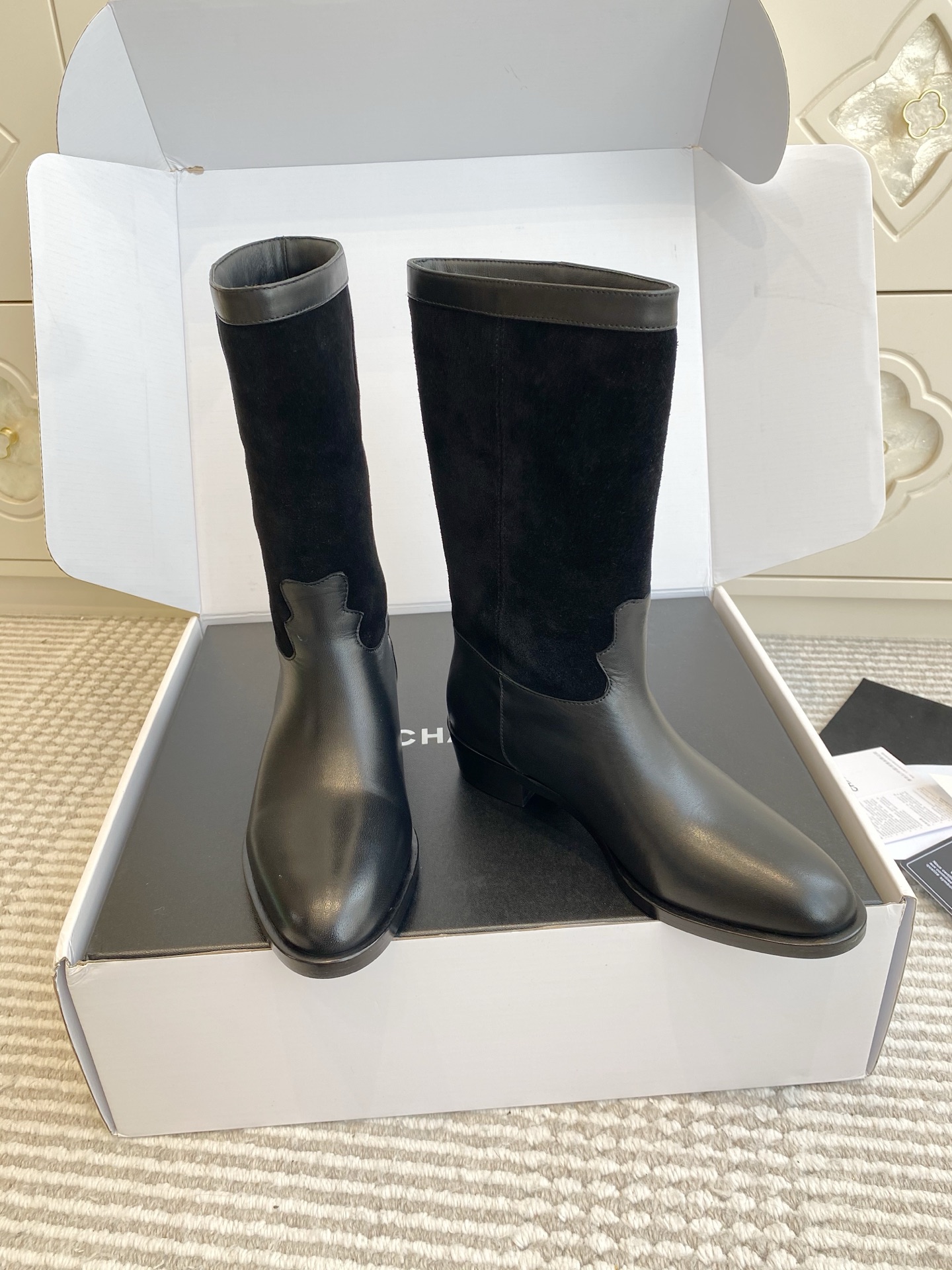 NO:668231,Batch (original box packaging) Purchasing-grade Chanel · 25A Xiaoxiang · Suede color-blocked knight short boots · Mid-calf boots It has a bit of a western cowboy feeling and a bit of old money style. Fairies who can control it must buy it!  The splicing of suede and cowhide with a waxy texture is perfect for autumn!  Thick heels are very effective in heightening the toes and are also practical for commuting!  size35-40 (40 customized), boots, chanel, chanel, boots, cowhide, chamois leather19860909批（原版盒包装） 代购级Chanel 香奈儿·25A小香·麂皮拼色骑士短靴·中筒靴 它带着一点西部牛仔的感觉,又带着一点点老钱风的味道,可以驾驭它的各位仙女们一定要收它！麂皮和带有油蜡质感的牛皮拼接,跟秋天超级配！粗跟上脚增高效果非常好,通勤也实用！ size35-40（40定做）,靴子,chanel,chanel,boots,cowhide,chamois leather,Women's Shoes