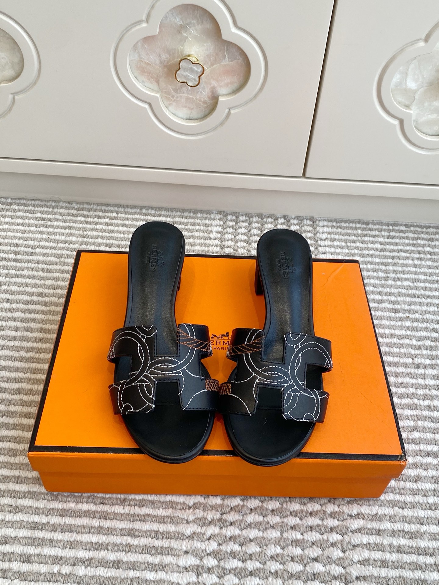 NO:668218,Flat bottom, thick heel, new color, Hermes classic H slippers, top quality, super stylish, classic and stain-resistant, versatile and versatile ~ comfort is truly ceiling level ~ soft foot feel ~ no matter how long you walk, your feet will not feel tired ~ a must-have H slipper for lazy people in summer... The upper is imported Epsom cowhide/Yangjing/denim/high-temperature rhinestone/electrically embroidered five-pointed star. The lining is mixed sheepskin. The outsole is imported from Italy and dyed double-layer genuine leather outsole.  : 35-39 (40, 41 customized items are not returnable), slippers, hermes, hermes, slippers, cowhide, sheepskin, sheep, Leather soles19860909批平底 粗跟 新色 Hermes爱马仕经典H拖鞋 顶级品质 超级洋气经典又耐脏的一款凉拖万能百搭～舒适感真的天花板级别～软乎乎的脚感～走再久都不觉得累脚~夏天懒人必备一脚蹬H拖鞋…… 鞋面进口Epsom牛皮/羊京/牛仔布/高温烫钻/电绣五角星 内里混种羊皮 大底意大利进口透染双层真皮大底 : 35-39（40、41定做不退换）,拖鞋,hermes,hermes,slippers,cowhide,sheepskin,sheep,Leather soles,Women's Shoes