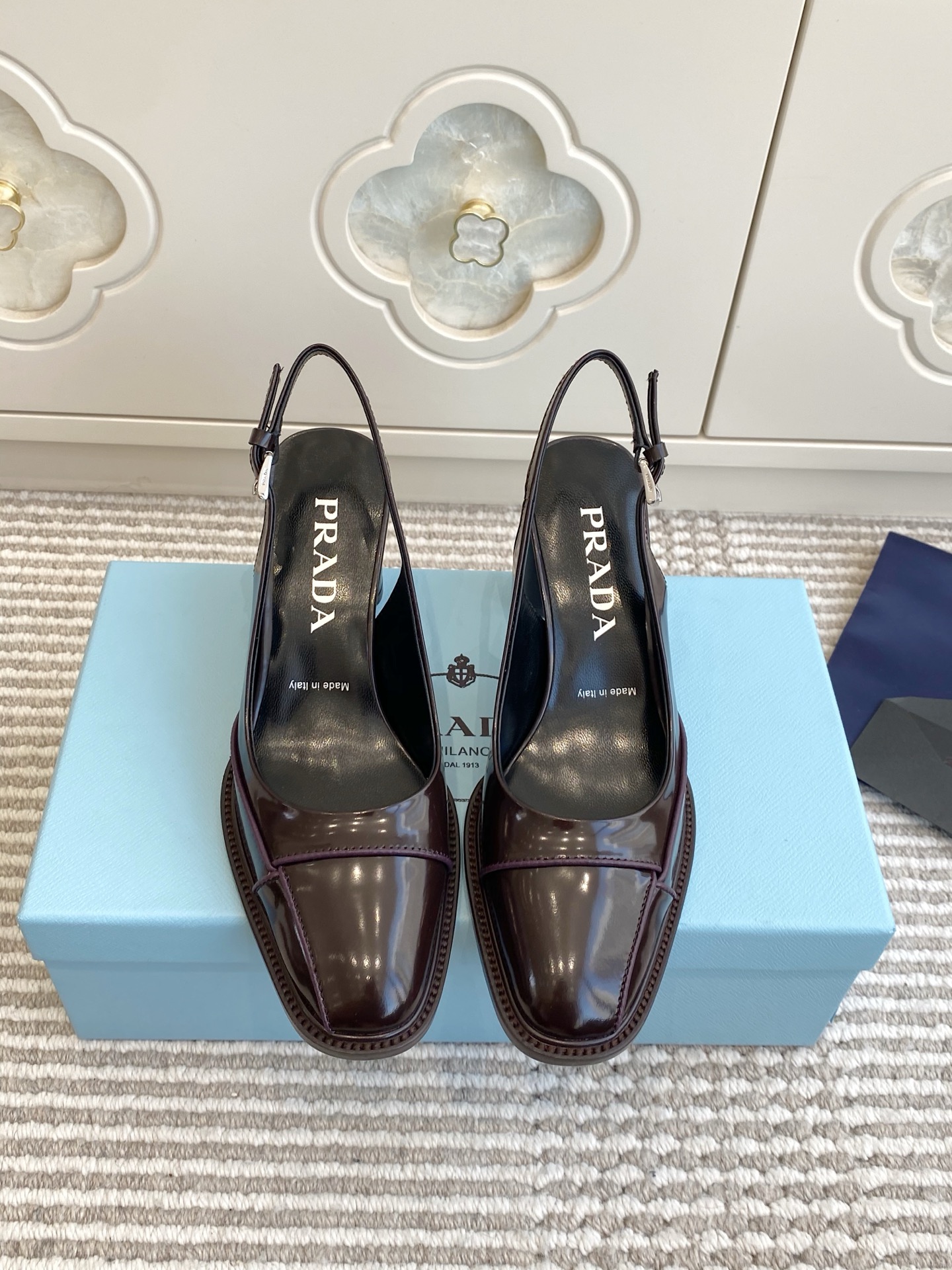 NO:668196,Batch purchasing agent level Prada Prada's new retro stitched high-heeled back sandals·single shoes｜Top purchasing agent level quality material and craftsmanship original open-edge beaded cowhide original cowhide lining imported genuine leather outsole size 35-39 (40, 41 customized non-returnable), sandals, prada, prada, sandals, cowhide, Leather soles19860909批  代购级 Prada普拉达新款复古缝线高跟后空凉鞋·单鞋｜顶级代购级别品质 材质与工艺 原版开边珠牛皮 原版牛皮内里 进口真皮大底 size35-39（40、41定做不退换）,凉鞋单鞋,prada,prada,sandals,cowhide,Leather soles,Women's Shoes