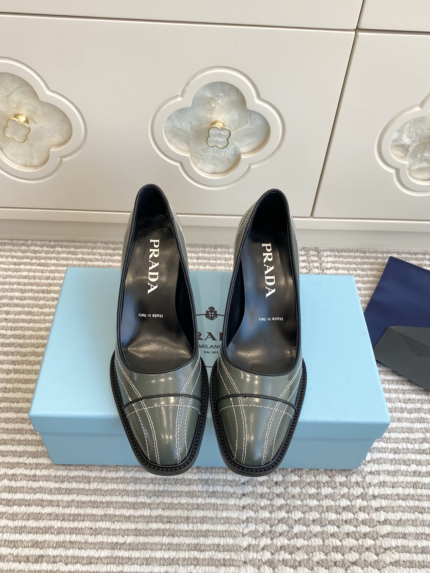 NO:668199,Batch purchasing agent level Prada Prada's new retro stitched high-heeled back sandals·single shoes｜Top purchasing agent level quality material and craftsmanship original open-edge beaded cowhide original cowhide lining imported genuine leather outsole size 35-39 (40, 41 customized non-returnable), sandals, prada, prada, sandals, cowhide, Leather soles19860909批  代购级 Prada普拉达新款复古缝线高跟后空凉鞋·单鞋｜顶级代购级别品质 材质与工艺 原版开边珠牛皮 原版牛皮内里 进口真皮大底 size35-39（40、41定做不退换）,凉鞋单鞋,prada,prada,sandals,cowhide,Leather soles,Women's Shoes