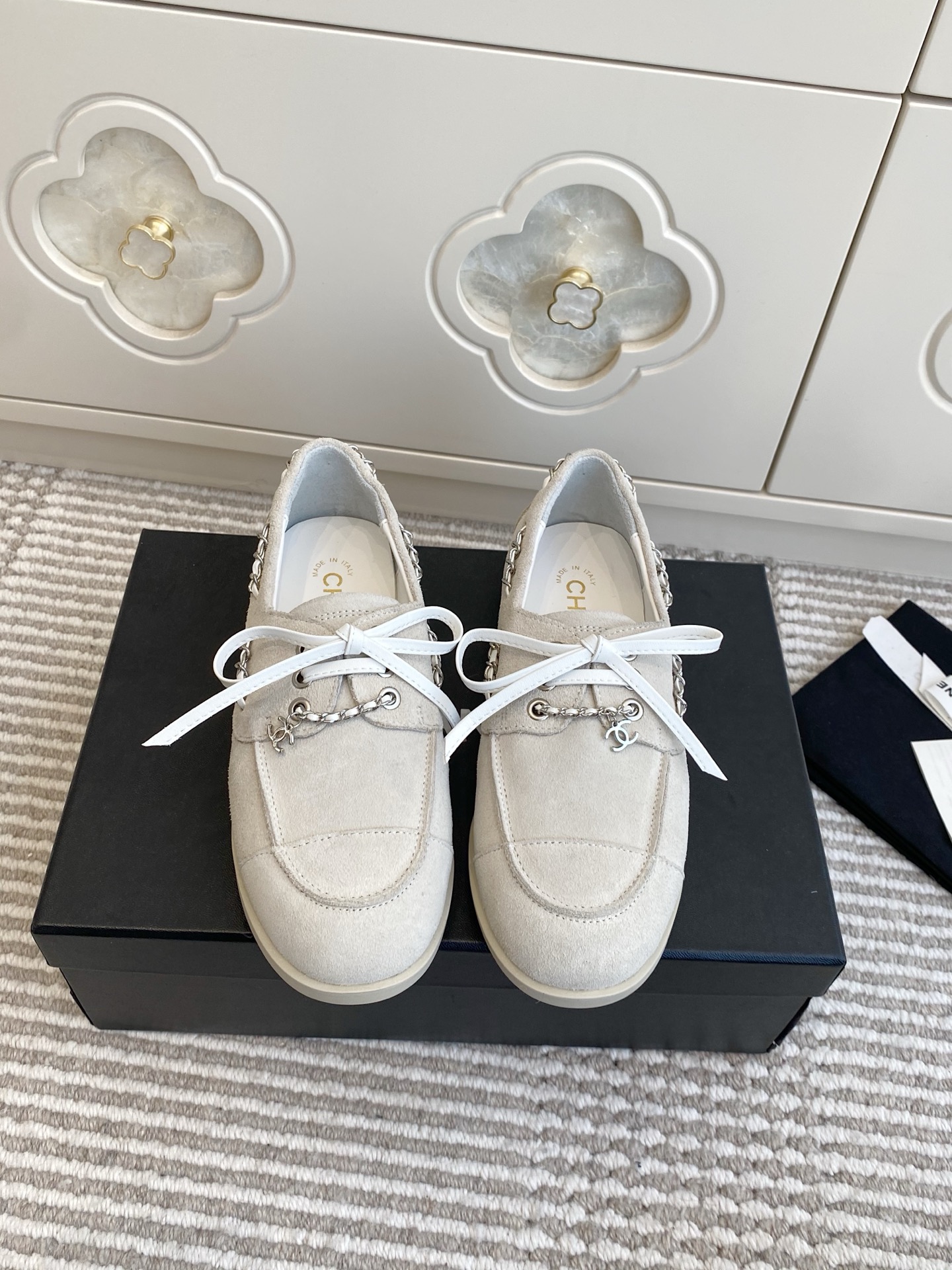 NO:668202,Inside the leather, inside the wool Chanel* Chanel·Xiaoxiang 2026ss new chain mule slippers·loafers. The original version is 1:1 to create a perfect last shape. The design of the upper is very special, embellished with Xiaoxiang's classic hardware buckles, which is very fragrant and grandma's style!  High-end and super fashionable!  The upper feet are particularly comfortable and soft, wide feet are not afraid, the feet will not appear fat, good-looking and comfortable, paired with mid-calf socks, skirts and trousers, it is invincible and beautiful, super durable. The fabric is imported high mercerized suede, the lining is environmentally friendly mixed sheepskin/wool, the outsole is the original open molded outsole, the size is 35-39 (40 41 custom-made, non-returnable), half slippers, chanel, chanel, loafers, slippers, skirts, sheepskin19860909批皮里 羊毛里 Chanel* 香奈儿·小香2026ss新款链条穆勒拖鞋·乐福鞋 原版1:1打造完美楦型,鞋面的设计很特别,点缀小香经典五金扣,超有香奶奶家的调调！高级感十足 超级时尚！上脚特别舒服柔软,宽脚也不怕,不会显脚肥,好看又舒适,搭配中筒袜 配裙子裤子都是无敌美,超级耐看 面料进口高丝光反绒皮 内里环保混种羊皮/羊毛 大底原版开模大底 码数35-39（40 41 定做不退换）,半拖单鞋,chanel,chanel,loafers,slippers,skirts,sheepskin,Women's Shoes