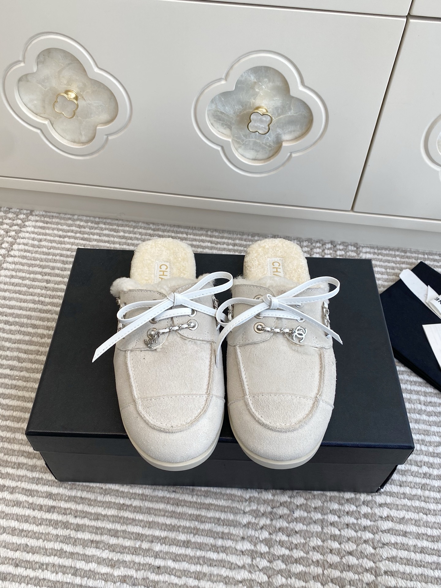 NO:668205,Inside the leather, inside the wool Chanel* Chanel·Xiaoxiang 2026ss new chain mule slippers·loafers. The original version is 1:1 to create a perfect last shape. The design of the upper is very special, embellished with Xiaoxiang's classic hardware buckles, which is very fragrant and grandma's style!  High-end and super fashionable!  The upper feet are particularly comfortable and soft, wide feet are not afraid, the feet will not appear fat, good-looking and comfortable, paired with mid-calf socks, skirts and trousers, it is invincible and beautiful, super durable. The fabric is imported high mercerized suede, the lining is environmentally friendly mixed sheepskin/wool, the outsole is the original open molded outsole, the size is 35-39 (40 41 custom-made, non-returnable), half slippers, chanel, chanel, loafers, slippers, skirts, sheepskin19860909批皮里 羊毛里 Chanel* 香奈儿·小香2026ss新款链条穆勒拖鞋·乐福鞋 原版1:1打造完美楦型,鞋面的设计很特别,点缀小香经典五金扣,超有香奶奶家的调调！高级感十足 超级时尚！上脚特别舒服柔软,宽脚也不怕,不会显脚肥,好看又舒适,搭配中筒袜 配裙子裤子都是无敌美,超级耐看 面料进口高丝光反绒皮 内里环保混种羊皮/羊毛 大底原版开模大底 码数35-39（40 41 定做不退换）,半拖单鞋,chanel,chanel,loafers,slippers,skirts,sheepskin,Women's Shoes