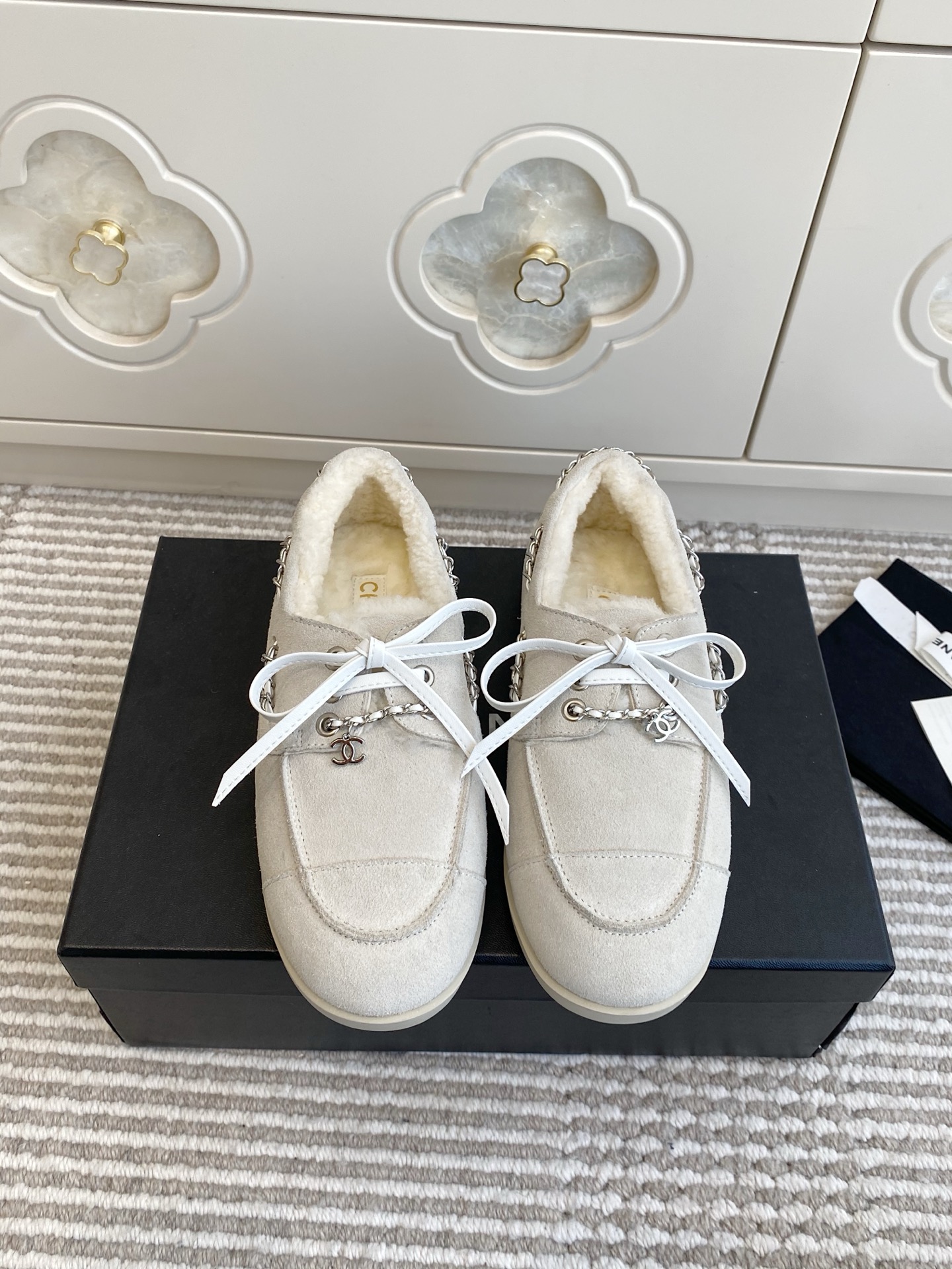 NO:668207,Inside the leather, inside the wool Chanel* Chanel·Xiaoxiang 2026ss new chain mule slippers·loafers. The original version is 1:1 to create a perfect last shape. The design of the upper is very special, embellished with Xiaoxiang's classic hardware buckles, which is very fragrant and grandma's style!  High-end and super fashionable!  The upper feet are particularly comfortable and soft, wide feet are not afraid of it, the feet will not appear fat, good-looking and comfortable, paired with mid-calf socks, skirts and trousers, it is invincible and beautiful, super durable. The fabric is imported high mercerized suede, the lining is environmentally friendly mixed sheepskin/wool, the outsole is the original open molded outsole, the size is 35-39 (40 41 customized, non-returnable) ji, half slippers, chanel, chanel, loafers, slippers, skirts, sheepskin19860909批皮里 羊毛里 Chanel* 香奈儿·小香2026ss新款链条穆勒拖鞋·乐福鞋 原版1:1打造完美楦型,鞋面的设计很特别,点缀小香经典五金扣,超有香奶奶家的调调！高级感十足 超级时尚！上脚特别舒服柔软,宽脚也不怕,不会显脚肥,好看又舒适,搭配中筒袜 配裙子裤子都是无敌美,超级耐看 面料进口高丝光反绒皮 内里环保混种羊皮/羊毛 大底原版开模大底 码数35-39（40 41 定做不退换）ji,半拖单鞋,chanel,chanel,loafers,slippers,skirts,sheepskin,Women's Shoes