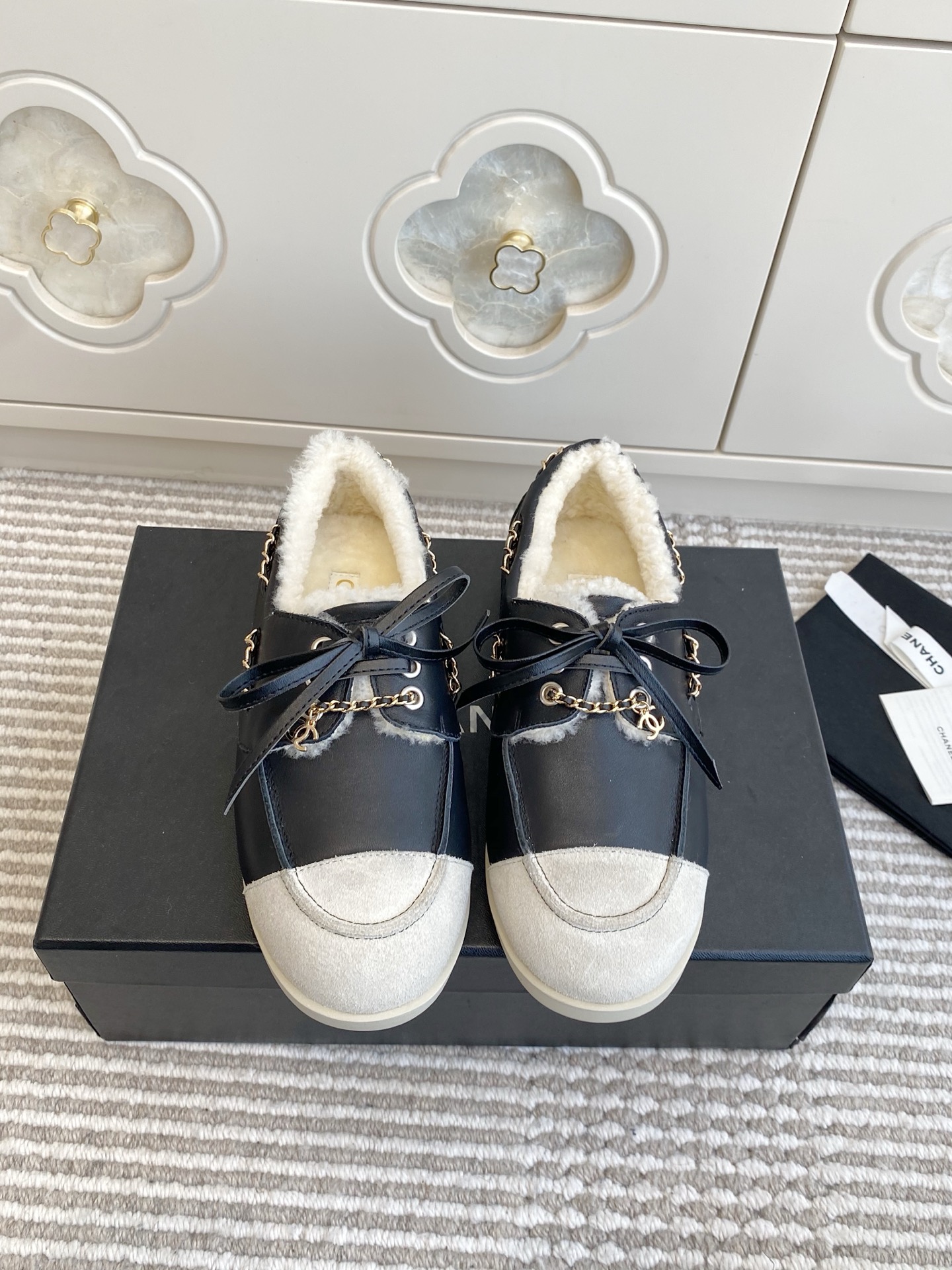 NO:668210,Inside the leather, inside the wool Chanel* Chanel·Xiaoxiang 2026ss new chain mule slippers·loafers. The original version is 1:1 to create a perfect last shape. The design of the upper is very special, embellished with Xiaoxiang's classic hardware buckles, which is very fragrant and grandma's style!  High-end and super fashionable!  The upper feet are particularly comfortable and soft, wide feet are not afraid, the feet will not appear fat, good-looking and comfortable, paired with mid-calf socks, skirts and trousers, it is invincible and beautiful, super durable. The fabric is imported high mercerized suede, the lining is environmentally friendly mixed sheepskin/wool, the outsole is the original open molded outsole, the size is 35-39 (40 41 custom-made, non-returnable), half slippers, chanel, chanel, loafers, slippers, skirts, sheepskin19860909批皮里 羊毛里 Chanel* 香奈儿·小香2026ss新款链条穆勒拖鞋·乐福鞋 原版1:1打造完美楦型,鞋面的设计很特别,点缀小香经典五金扣,超有香奶奶家的调调！高级感十足 超级时尚！上脚特别舒服柔软,宽脚也不怕,不会显脚肥,好看又舒适,搭配中筒袜 配裙子裤子都是无敌美,超级耐看 面料进口高丝光反绒皮 内里环保混种羊皮/羊毛 大底原版开模大底 码数35-39（40 41 定做不退换）,半拖单鞋,chanel,chanel,loafers,slippers,skirts,sheepskin,Women's Shoes