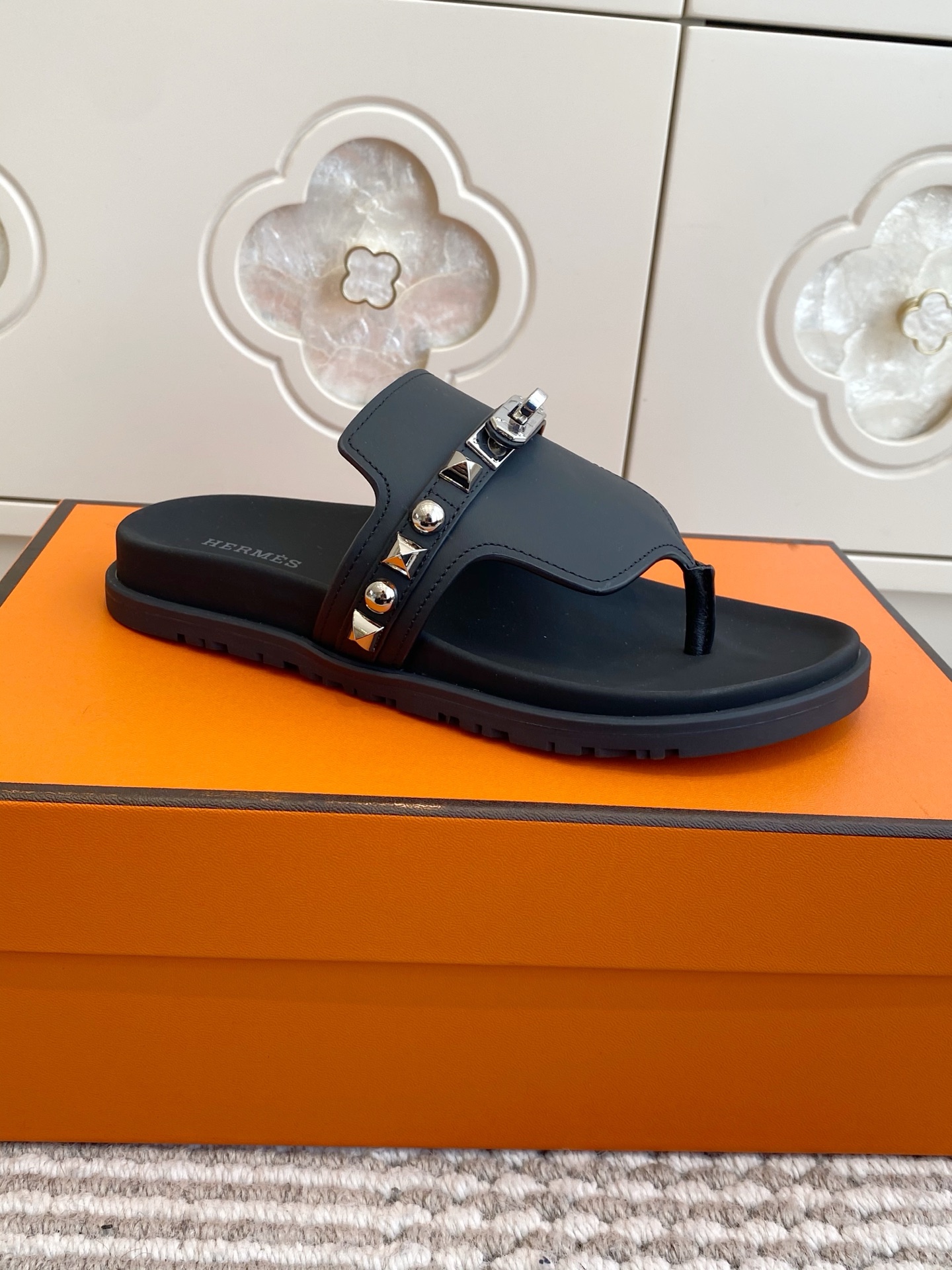 NO:670004,Hermès limited edition couple's model, enjoy the legend of 'second uncle's slippers', classic remodeling, details conquer time｜The common version on the market is a thing of the past. Hermès Empire series Kelly buckle rivet sandals, carefully selected calf leather wrapping, full sheepskin lining｜full sheepskin hand-wrapped water table, ergonomic curved sole, walking in the clouds, iconic Kelly lock studs, sharpness between light and shadow, original TU outsole, light rebound every step  Defining the peak of cost-effectiveness in the name of luxury 'Only through wearing it can you understand what true relaxation and nobility are' #Hermès wear #luxury shoes #couple gift #high-end everyday Upper imported calfskin/Niu Jing Original molded outsole Unisex 35-45 (46 custom-made), split-toe shoes, hermes, hermes, cowhide, sheepskin19860909Hermès限定情侣款 奢享「二舅拖」传奇 经典重塑 细节征服时光｜市面普版皆成过往 Hermès帝国系列 Kelly扣铆钉凉拖 甄选小牛皮细腻包裹 全羊皮内衬｜全羊皮手工包覆水台 人体工学弧形鞋底 漫步云端 标志性Kelly锁扣镶嵌铆钉 光影间尽显锋芒 原版TU大底 轻盈回弹每一步 以奢侈之名 定义性价比巅峰 「穿过才懂 何为真正的松弛与尊贵」 #爱马仕穿搭 #奢侈品鞋履 #情侣礼物 #高级感日常 鞋面进口小牛皮/牛京 原版开模大底 男女同款35-45（46定做）,分趾鞋,hermes,hermes,cowhide,sheepskin,Women's Shoes