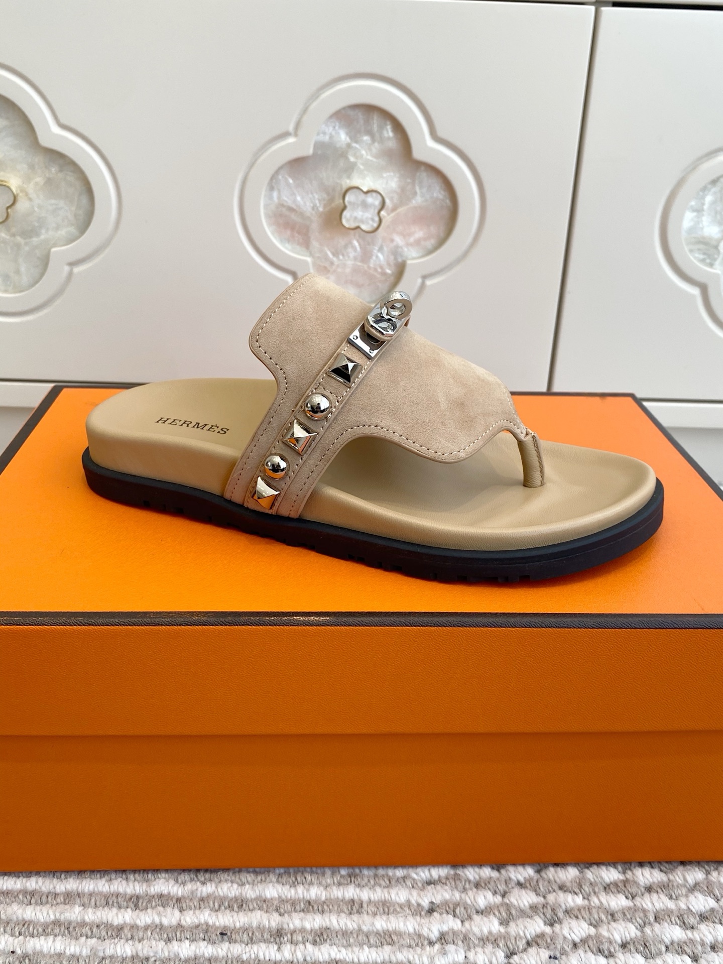 NO:670008,HERMS·Hermès ~ Imperial Shoes Classic couple slippers | Not all 'second uncle slippers' are called Hermès. Kelly lock buckle is engraved with eternity. Rivets tell high-end aesthetics. Imported high-mercerized sheepskin leather. Full sheepskin covered water table. Ergonomic TU sole. Original Kelly buckle details are reproduced. Only through wearing them can you understand that luxury is not a label, but the touch of the cloud in every step #Hermès wear #luxury shoes #couple gift #sensual sense of daily life  Upper imported calfskin/Niu Jing Original molded outsole Unisex 35-45 (46 customized), split-toe shoes, hermes, hermes, cowhide, sheepskin, sheep19860909HERMS·爱马仕~帝国之履 经典情侣拖 | 不是所有「二舅拖」都叫爱马仕 Kelly锁扣镌刻永恒 铆钉诉说高级美学 进口高丝光羊猄皮 全羊皮包覆水台 人体工学TU鞋底 原版凯莉扣细节复刻 穿过才懂奢侈不是标签,是每一步的云端触感 #爱马仕穿搭 #奢侈品鞋履 #情侣礼物 #高级感日常 鞋面进口小牛皮/牛京 原版开模大底 男女同款35-45（46定做）,分趾鞋,hermes,hermes,cowhide,sheepskin,sheep,Women's Shoes