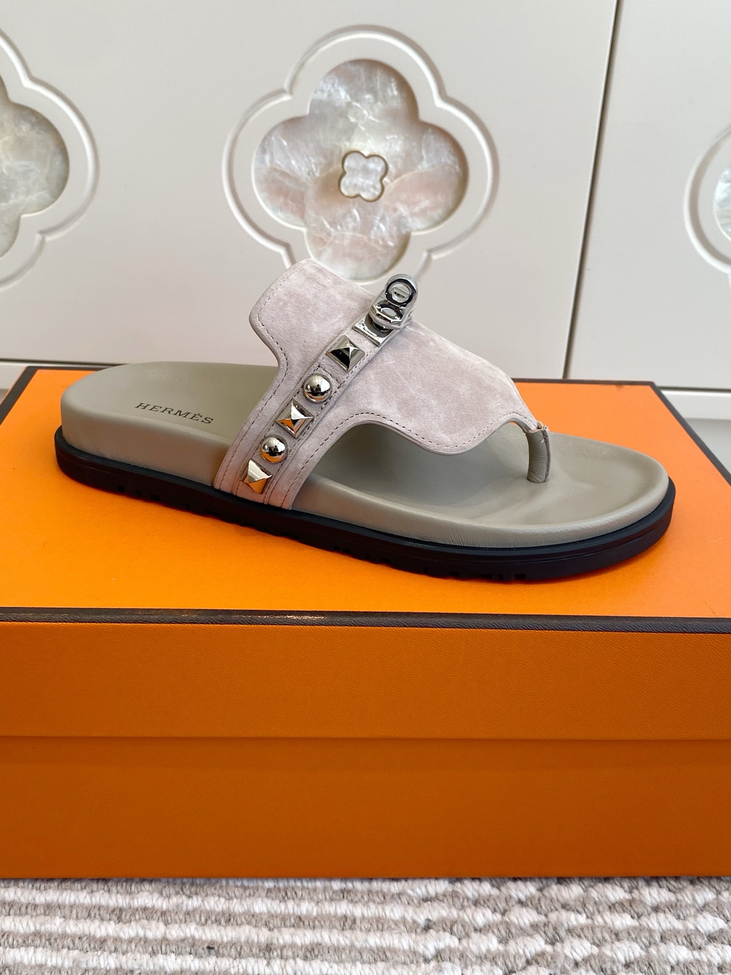 NO:670010,HERMS·Hermès ~ Imperial Shoes Classic couple slippers | Not all 'second uncle slippers' are called Hermès. Kelly lock buckle is engraved with eternity. Rivets tell high-end aesthetics. Imported high-mercerized sheepskin leather. Full sheepskin covered water table. Ergonomic TU sole. Original Kelly buckle details are reproduced. Only through wearing them can you understand that luxury is not a label, but the touch of the cloud in every step #Hermès wear #luxury shoes #couple gift #sensual sense of daily life  Upper imported calfskin/Niu Jing Original molded outsole Unisex 35-45 (46 customized), split-toe shoes, hermes, hermes, cowhide, sheepskin, sheep19860909HERMS·爱马仕~帝国之履 经典情侣拖 | 不是所有「二舅拖」都叫爱马仕 Kelly锁扣镌刻永恒 铆钉诉说高级美学 进口高丝光羊猄皮 全羊皮包覆水台 人体工学TU鞋底 原版凯莉扣细节复刻 穿过才懂奢侈不是标签,是每一步的云端触感 #爱马仕穿搭 #奢侈品鞋履 #情侣礼物 #高级感日常 鞋面进口小牛皮/牛京 原版开模大底 男女同款35-45（46定做）,分趾鞋,hermes,hermes,cowhide,sheepskin,sheep,Women's Shoes