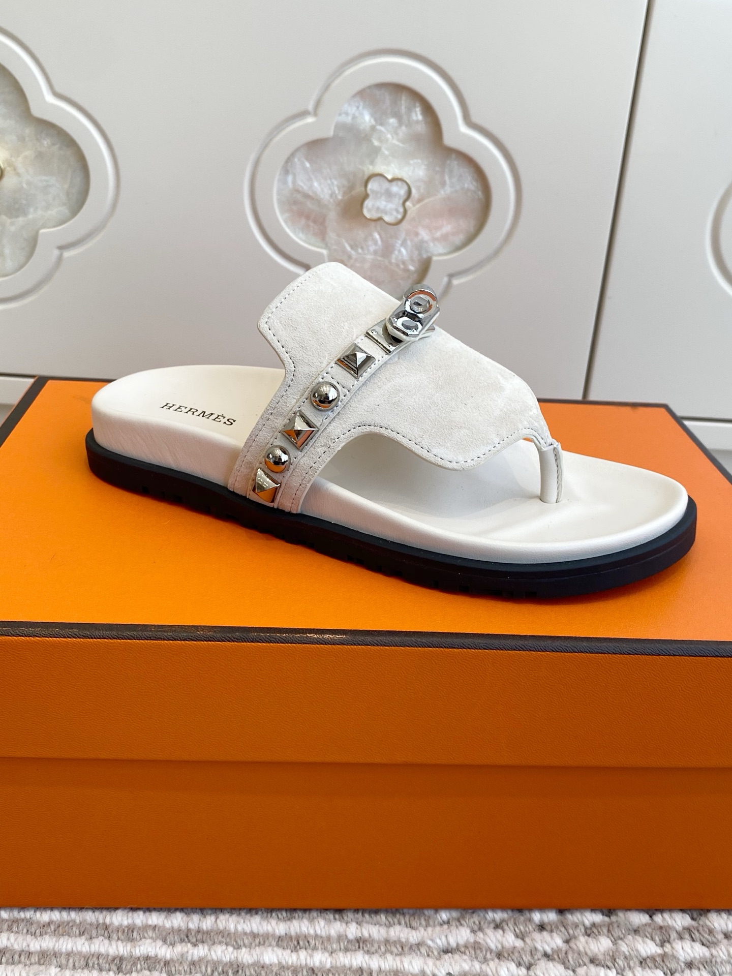 NO:670013,HERMS·Hermès ~ Imperial Shoes Classic couple slippers | Not all 'second uncle slippers' are called Hermès. Kelly lock buckle is engraved with eternity. Rivets tell high-end aesthetics. Imported high-mercerized sheepskin leather. Full sheepskin covered water table. Ergonomic TU sole. Original Kelly buckle details are reproduced. Only through wearing them can you understand that luxury is not a label, but the touch of the cloud in every step #Hermès wear #luxury shoes #couple gift #sensual sense of daily life  Upper imported calfskin/Niu Jing Original molded outsole Unisex 35-45 (46 customized), split-toe shoes, hermes, hermes, cowhide, sheepskin, sheep19860909HERMS·爱马仕~帝国之履 经典情侣拖 | 不是所有「二舅拖」都叫爱马仕 Kelly锁扣镌刻永恒 铆钉诉说高级美学 进口高丝光羊猄皮 全羊皮包覆水台 人体工学TU鞋底 原版凯莉扣细节复刻 穿过才懂奢侈不是标签,是每一步的云端触感 #爱马仕穿搭 #奢侈品鞋履 #情侣礼物 #高级感日常 鞋面进口小牛皮/牛京 原版开模大底 男女同款35-45（46定做）,分趾鞋,hermes,hermes,cowhide,sheepskin,sheep,Women's Shoes