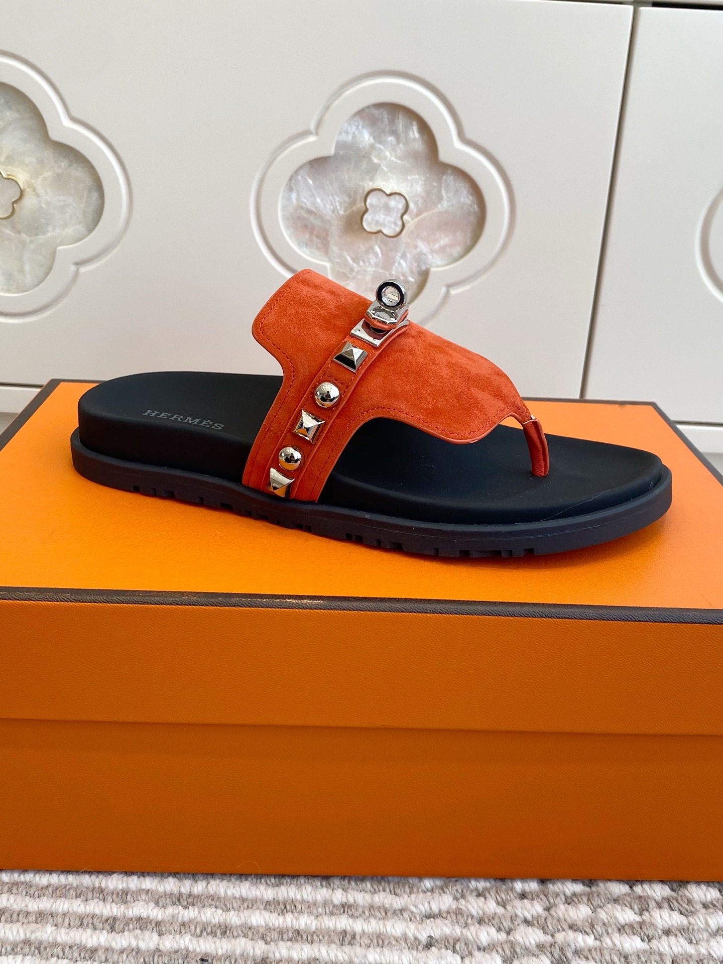 NO:670015,HERMS·Hermès ~ Imperial Shoes Classic couple slippers | Not all 'second uncle slippers' are called Hermès. Kelly lock buckle is engraved with eternity. Rivets tell high-end aesthetics. Imported high-mercerized sheepskin leather. Full sheepskin covered water table. Ergonomic TU sole. Original Kelly buckle details are reproduced. Only through wearing them can you understand that luxury is not a label, but the touch of the cloud in every step #Hermès wear #luxury shoes #couple gift #sensual sense of daily life  Upper imported calfskin/Niu Jing Original molded outsole Unisex 35-45 (46 customized), split-toe shoes, hermes, hermes, cowhide, sheepskin, sheep19860909HERMS·爱马仕~帝国之履 经典情侣拖 | 不是所有「二舅拖」都叫爱马仕 Kelly锁扣镌刻永恒 铆钉诉说高级美学 进口高丝光羊猄皮 全羊皮包覆水台 人体工学TU鞋底 原版凯莉扣细节复刻 穿过才懂奢侈不是标签,是每一步的云端触感 #爱马仕穿搭 #奢侈品鞋履 #情侣礼物 #高级感日常 鞋面进口小牛皮/牛京 原版开模大底 男女同款35-45（46定做）,分趾鞋,hermes,hermes,cowhide,sheepskin,sheep,Women's Shoes