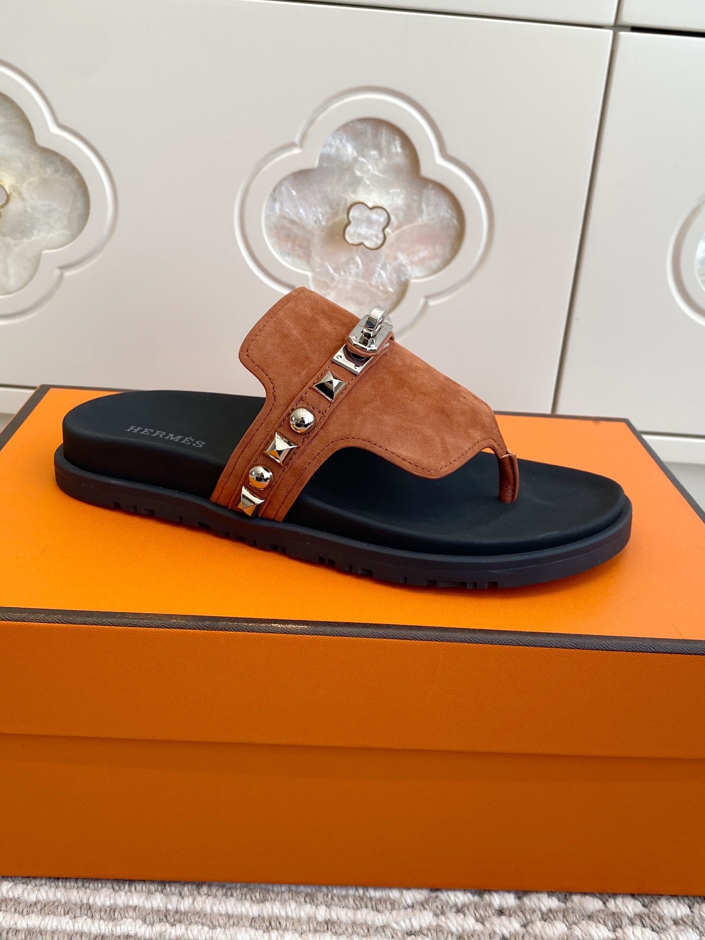 NO:670016,HERMS·Hermès ~ Imperial Shoes Classic couple slippers | Not all 'second uncle slippers' are called Hermès. Kelly lock buckle is engraved with eternity. Rivets tell high-end aesthetics. Imported high-mercerized sheepskin leather. Full sheepskin covered water table. Ergonomic TU sole. Original Kelly buckle details are reproduced. Only through wearing them can you understand that luxury is not a label, but the touch of the cloud in every step #Hermès wear #luxury shoes #couple gift #sensual sense of daily life  Upper imported calfskin/Niu Jing Original molded outsole Unisex 35-45 (46 customized), split-toe shoes, hermes, hermes, cowhide, sheepskin, sheep19860909HERMS·爱马仕~帝国之履 经典情侣拖 | 不是所有「二舅拖」都叫爱马仕 Kelly锁扣镌刻永恒 铆钉诉说高级美学 进口高丝光羊猄皮 全羊皮包覆水台 人体工学TU鞋底 原版凯莉扣细节复刻 穿过才懂奢侈不是标签,是每一步的云端触感 #爱马仕穿搭 #奢侈品鞋履 #情侣礼物 #高级感日常 鞋面进口小牛皮/牛京 原版开模大底 男女同款35-45（46定做）,分趾鞋,hermes,hermes,cowhide,sheepskin,sheep,Women's Shoes
