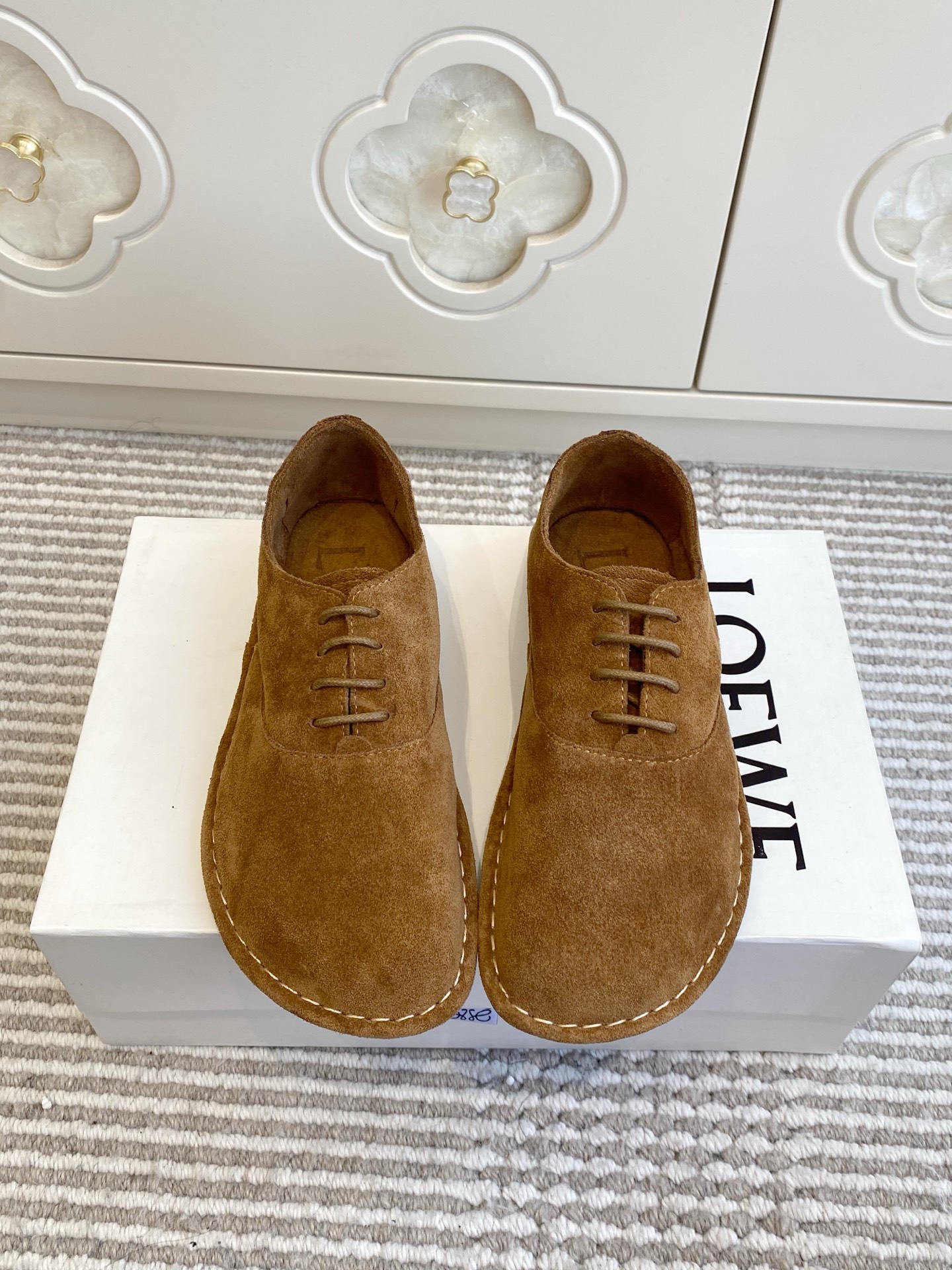 NO:679887,Batch LOEWE/Luo Yiwei·2026ss early spring new style·Flat shoes Loafers single shoes Very comfortable flat shoes, minimalist design concept, slim version, easy to wear, good looks and practicality. The upper is imported cow suede. The lining is cowhide. The outsole is original super soft rubber outsole. Size 35-39 (40  41 Customized (non-returnable and non-exchangeable), loafers, loewe, loewe, loafers, flats, cowhide19860909批 LOEWE/罗意威·2026ss早春新款·平底鞋乐福鞋单鞋 非常舒服的平底鞋,极简设计理念,版型显瘦好穿颜值与实用性并存 鞋面进口牛反绒 内里牛皮内里 大底原版超软橡胶大底 码数35-39（40 41定做不退不换）,乐福鞋,loewe,loewe,loafers,flats,cowhide,Women's Shoes