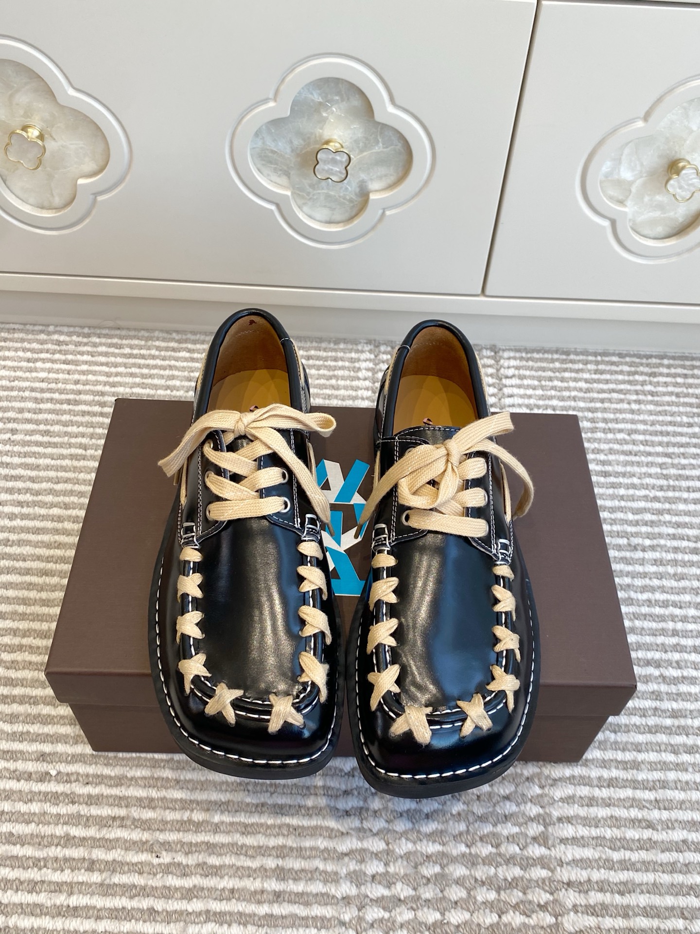 NO:679893,Batch Couple model CAMPERLAB Eki Boat Shoes niche trendy brand F036 26ss new contrasting color woven couple model square toe boat shoes flat loafers. The original version is made one to one, the original woven contrasting color craftsmanship, the recently super popular Camper Derby shoes. Every color combination is very good-looking and well matched, all details are in place, and the foot is super comfortable... The fabric is imported first-layer calfskin, sheepskin lining, outsole original molded super soft molded sole  Size 35-46 (40.41 for women, 45.46 for men, customization is not returnable), loafers, loafers, cowhide, sheepskin19860909批 情侣款 CAMPERLAB Eki Boat Shoes小众潮牌F036 26ss新款撞色编织情侣款方头船鞋平底乐福鞋 原版一比一打造,原版编织撞色工艺,最近超级火的Camper 德比鞋.每个配色都很好看很好搭配,所有细节到位,上脚超级舒服…… 面料进口头层小牛皮 内里羊皮内里 大底原版开模超软成型底 码数35-46（女40.41男45.46定制不退换）,乐福鞋,loafers,cowhide,sheepskin,Women's Shoes