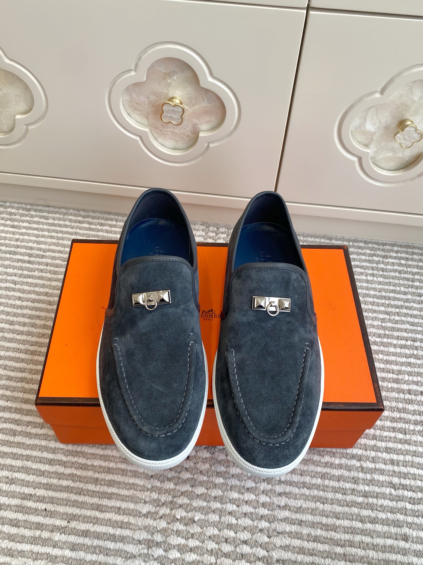 NO:679904,First batch of women, men, Hermes, Hermes H family, couples, rivet buckle thick-soled slip-on loafers, top quality, classic mini 'H' buckle rubber soles, comfortable to wear, creating a casual urban style, custom imported calfskin/Niu Jing, original molded outsole, size female 35-40 (customized 41), male 39-45 (customized 46), loafers, hermes, hermes, loafers, cowhide19860909批女 男 Hermes 爱马仕H家 情侣·铆钉扣厚底一脚蹬乐福鞋 顶级品质 经典mini“H”扣橡胶鞋底 款式穿着感受舒适 打造休闲都市风格 定制进口小牛皮/牛京 原版开模大底 size女35-40（41定做） 男39-45（46定做）,乐福鞋,hermes,hermes,loafers,cowhide,Women's Shoes