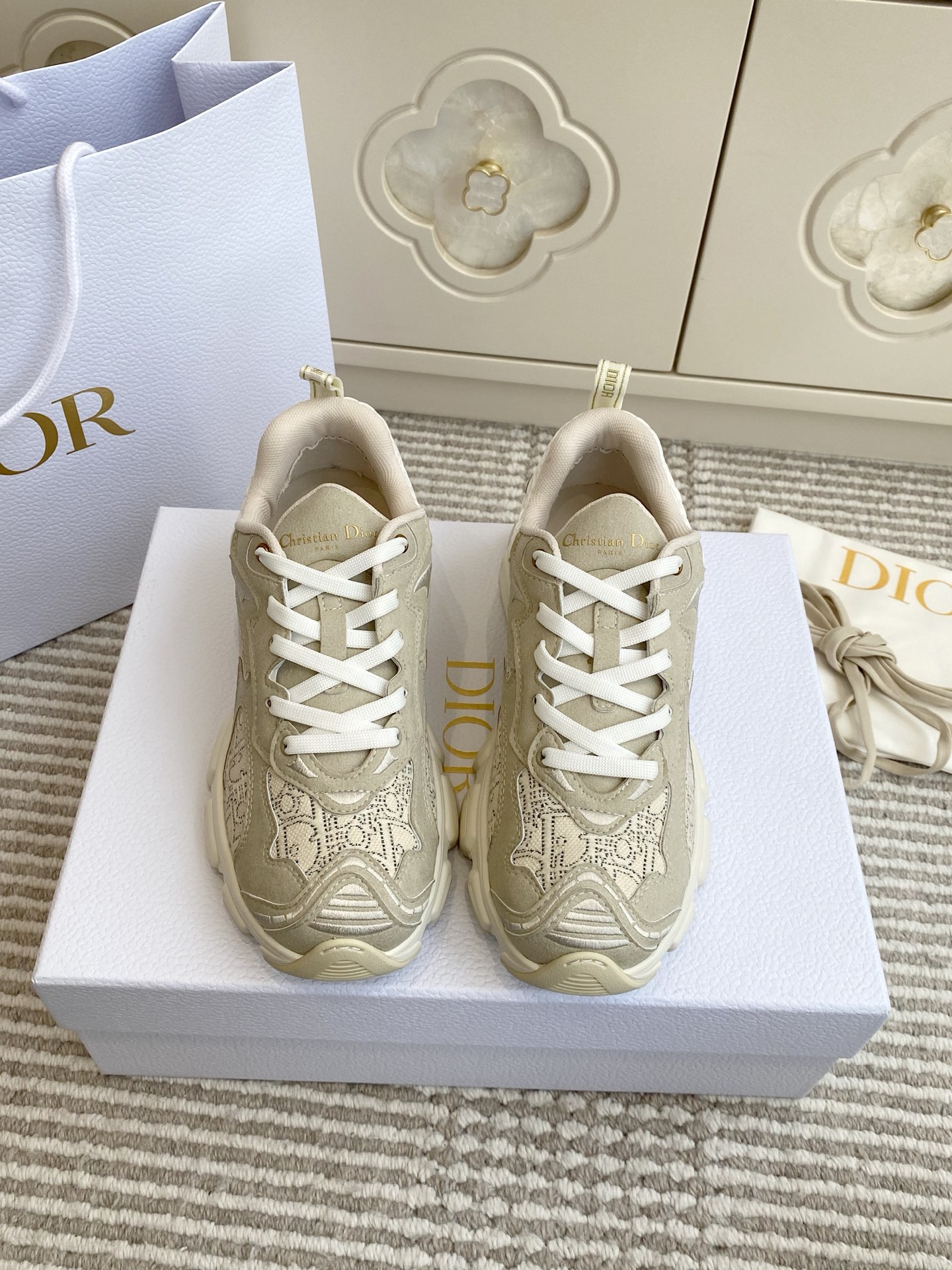 NO:694839,New colors for Dio... Official website features new products DIOR VIBE 3D presbyopic sneakers. Top quality. This Dior Vibe sneaker incorporates Dior's haute couture spirit and reinterprets classic running shoes. It is paired with dark blue Oblique printed technical fabric, mesh fabric and transparent rubber panels to create a contrasting modern style. With 3D  Iconic details such as effect details, rear star decoration, and logo on the tongue and rear pull tab are further embellished. The transparent rubber outsole is more fashionable and complements a variety of casual or elegant items to create a modern look. Size 35-40 (41 customized) full package, dad shoes, dior, sneakers19860909批新色 Dio…官网主推新品 DIOR VIBE 3d老花运动鞋 顶级品质 这款 Dior Vibe 运动鞋融入 Dior 的高订精神,重新诠释经典跑鞋.搭配深蓝色 Oblique 印花科技面料、网眼织物和透明橡胶镶片,打造对比鲜明的现代风格.以 3D 效果细节、后侧星星装饰、鞋舌和后侧提拉环上的标志等标志性细节进一步点缀.透明橡胶外底更加时尚,与各式休闲或优雅单品相得益彰,打造摩登造型. size35-40（41定制）全套包装,老爹鞋,dior,sneakers,Women's Shoes