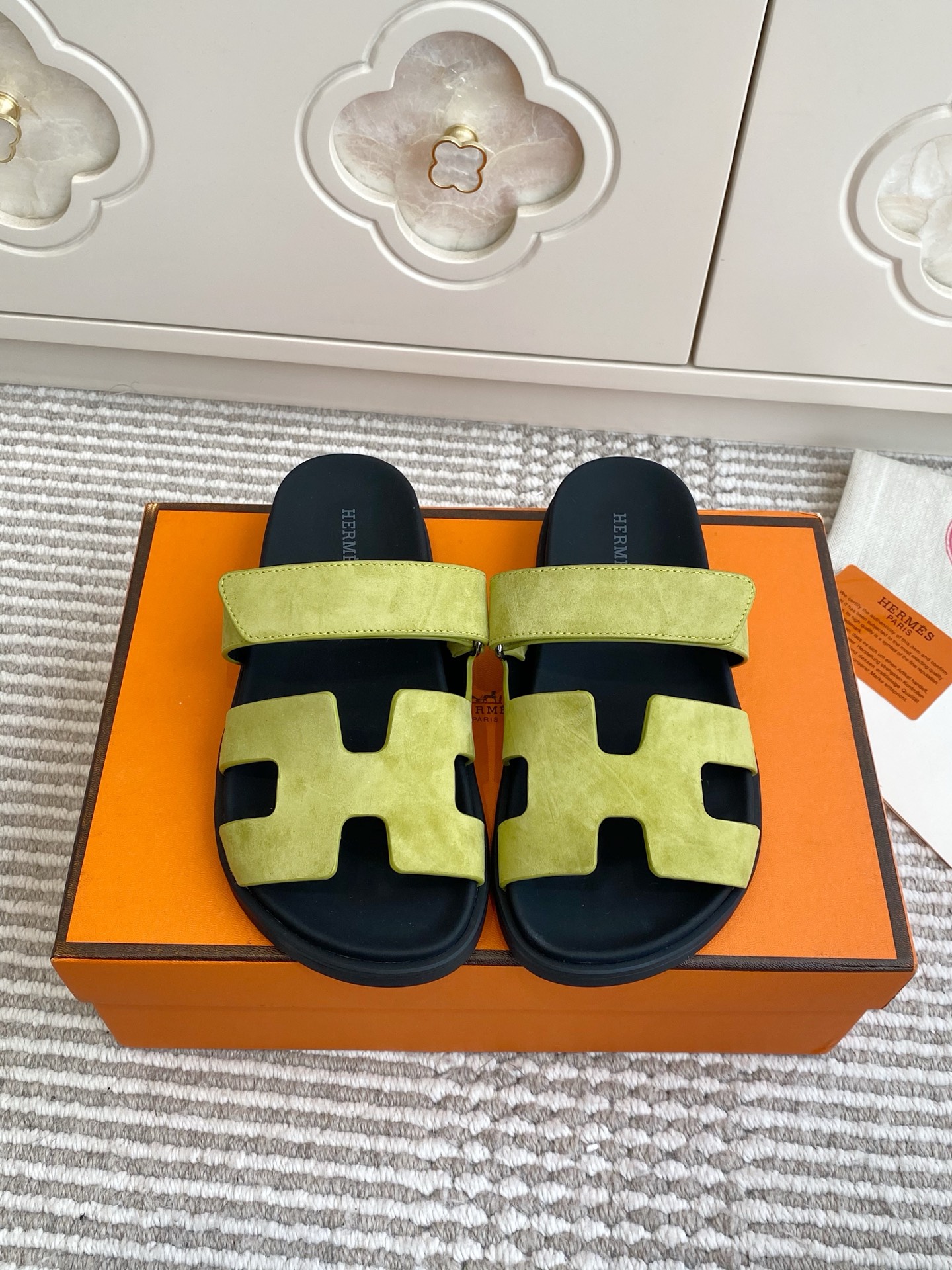 NO:682900,Couple model｜Secret uncle's 'Hermès Slippers' ceiling version The most cost-effective version This is what a true luxury replica should look like. The water table is wrapped in pure sheepskin. From the water table to the shoe body, it is all made of fine leather. It is hand-sewn by a master with every stitch and line. Even the number of threads is the same as the original version. This is the ultimate tribute to the classic. Comprehensive upgrade. Three breakthroughs in shoe shape/workmanship/texture. The only high-end version in the market. You feel like you are stepping on the clouds when you put it on.  The classic shoe style never goes out of style. The upper foot comfort is comparable to customization. It does not grind the feet and is not tiring. Every step is elegant and calm. Only those who really know the industry know that a good replica is not an imitation but a persistent inheritance of craftsmanship. This pair is the answer #privatehighendgoods #handmadeshoes #Hermèsreplica #high-endwear #comfort and appearance coexist. Fabric: Original Italian fabric. Lining: Original cowhide. Water table: Wrapped in crystal sheepskin. Sole: Natural TPU rubber sole.  Packaging: Top exclusive brand box, size female 35-41, male 38-45, new colors and counters will be updated one after another, casual shoes/sports shoes, hermes, sneakers, slippers, cowhide, sheepskin19860909情侣款｜私藏级的二舅拖「爱马仕拖鞋」天花板版本 性价比最高版本 这才是真正顶奢复刻该有的样子 全羊皮包裹水台 从水台到鞋身皆是细腻真皮 老师傅一针一线手工缝制 连走线数量都与原版一致 这才是对经典的极致致敬 全面升级 鞋型/做工/质感三重突破 市场独一档的高阶版本 穿上即踏云感 经典鞋型永不过时 上脚舒适度堪比定制 不磨脚、不累足 每一步都优雅从容 真正懂行的人才知道 好的复刻不是模仿 是对工艺的执着传承 这一双,便是答案 #私藏高端好物 #手工鞋履 #爱马仕复刻 #高级感穿搭 #舒适与颜值并存 面料: 意大利原版面料 内里: 原版牛皮 水台: 水晶羊皮包裹 鞋底: 天然tpu橡胶底 包装: 顶级专属品牌盒 size女35-41 男38-45 新色跟专柜陆续更新,休闲鞋/运动鞋,hermes,sneakers,slippers,cowhide,sheepskin,Women's Shoes