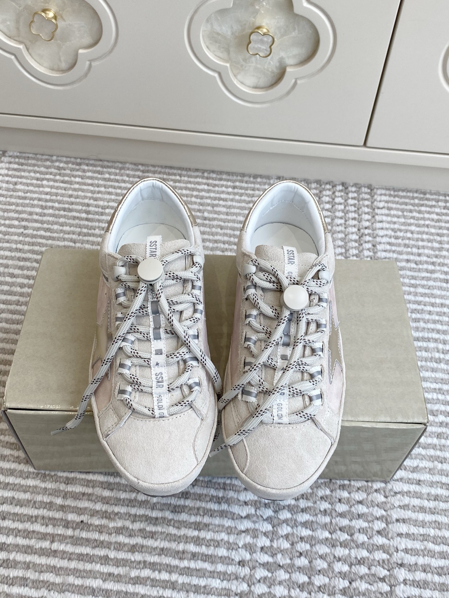 NO:694821,Batch GGDB's new thick-soled casual sports shoes~~Golden Goose Deluxe Brand ·The best version on the entire network is not satisfied with the comparison #GGDB SNERKERS series~~It's so popular that it can challenge white shoes and step on all kinds of dirty shoes!  Celebrity private server foot demonstration × It’s so versatile!  You no longer have to worry about washing your shoes!  Original custom-made cowhide for the upper (the essence of distressing), breathable mesh + cowhide lining, cowhide feet, original molded latex insole with 3.5cm height, original molded outsole, outsole edges are all made of genuine leather... Size 35-41 (41 customized, non-refundable), casual shoes/sports shoes, sneakers, cowhide19860909批 GGDB新款厚底休闲运动鞋~~Golden Goose Deluxe Brand ·全网最好版本不服来比 # GGDB SNERKERS系列~~火红程度上怼小白鞋,下踩各类小脏鞋！明星私服上脚示范 ×就是这么百搭 ！再也不用担心洗鞋的问题啦！ 鞋面原版定制牛皮（做旧精髓所在）内里透气网布+牛皮,牛皮垫脚,原版开模3.5cm内增高乳胶鞋垫,原版开模大底,大底围边均采用真皮... 码数35-41(41订做不退换),休闲鞋/运动鞋,sneakers,cowhide,Women's Shoes