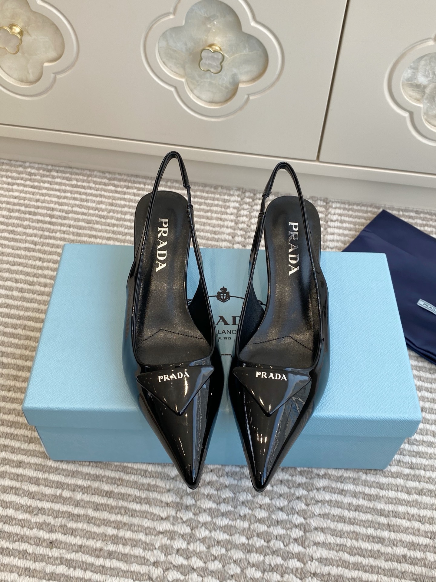 NO:694811,Batch Prada Prada catwalk style high-heeled pointed-toe back empty shoes, top quality. This high-heeled shoe is equipped with a comma heel. The shoe reinterprets Prada's past design elements and surrounds the upper with a rubber sole, creating a mixed shoe shape that combines a soft pointed-toe silhouette with sporty elements. The upper is imported cow patent leather/open-edge beaded cowhide/sheepskin lining, genuine leather outsole, and heel height 5.5cm.  size35-39 (34.40.41.42 customization is not returnable), high heels and sandals, prada, prada, sandals, high heels, cowhide, sheepskin, Leather soles19860909批 Prada普拉达走秀款高跟尖头后空单鞋 顶级品质 这款高跟鞋配有逗号跟,鞋履重释Prada往昔的设计元素,用橡胶鞋底环绕鞋面,营造出融柔美的尖头廓形和运动元素于一身的混搭鞋型. 鞋面进口牛漆皮/开边珠牛皮/羊皮内里 真皮大底 跟高5.5cm size35-39（34.40.41.42定制不退换）,高跟鞋凉鞋,prada,prada,sandals,high heels,cowhide,sheepskin,Leather soles,Women's Shoes