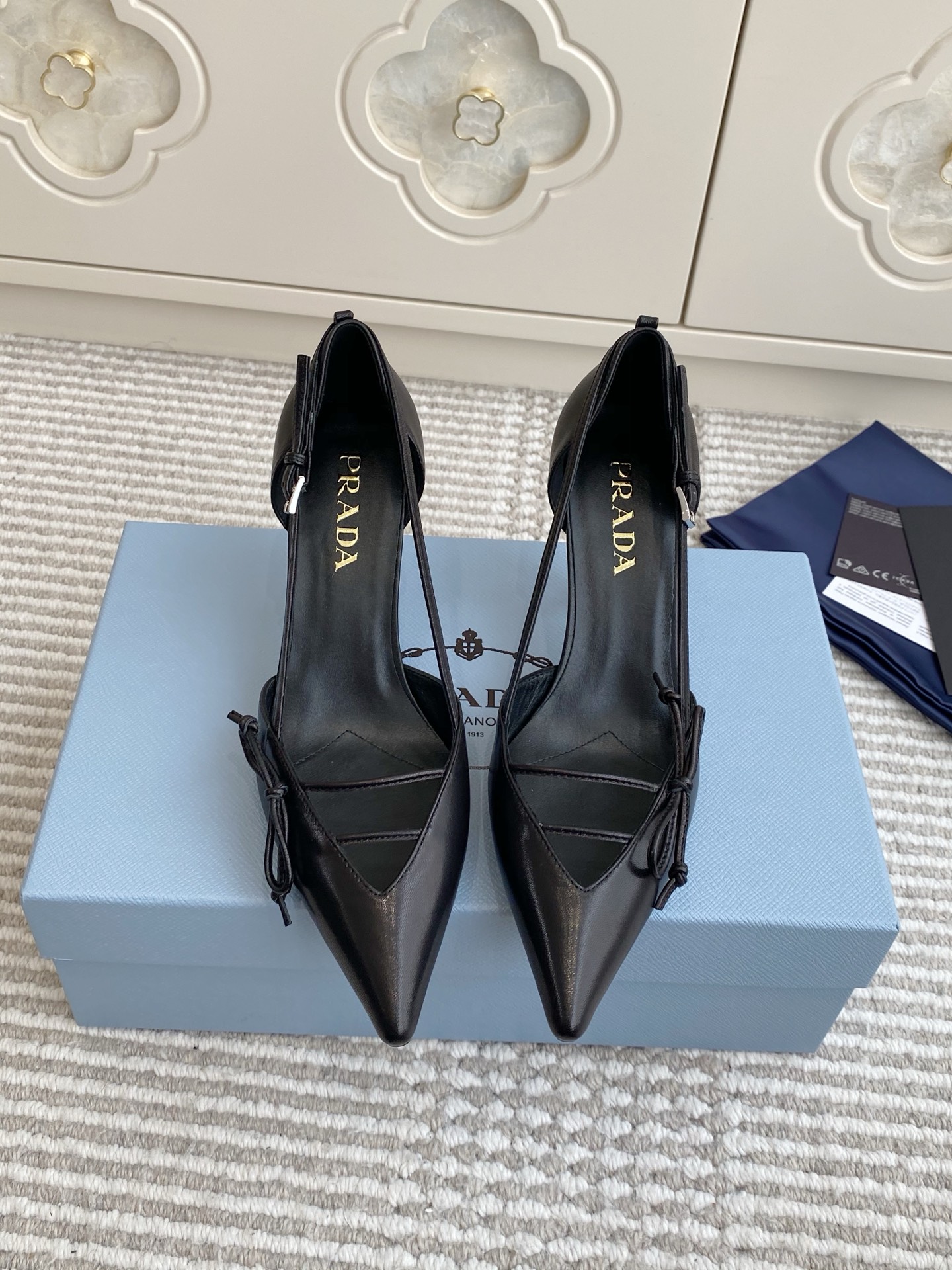 NO:694852,Batch purchasing agent Prada 2026 early spring new bow hollow high-heeled pointed-toe shoes. This high-heeled shoe is equipped with a comma heel. The shoes reinterpret Prada's past design elements, creating a mixed shoe style that combines a soft pointed-toe silhouette and sports elements. The upper is imported cow patent leather/open-edge beaded cowhide/sheepskin lining, genuine leather outsole, and heel height 7.5cm.  size35-39 (34.40.41 customization is not returnable), high-heeled shoes, prada, prada, high heels, cowhide, sheepskin, Leather soles19860909批 代购级Prada普拉达2026早春新款蝴蝶结镂空高跟尖头单鞋 这款高跟鞋配有逗号跟,鞋履重释Prada往昔的设计元素,营造出融柔美的尖头廓形和运动元素于一身的混搭鞋型. 鞋面进口牛漆皮/开边珠牛皮/羊皮内里 真皮大底 跟高7.5cm size35-39（34.40.41定制不退换）,高跟鞋单鞋,prada,prada,high heels,cowhide,sheepskin,Leather soles,Women's Shoes