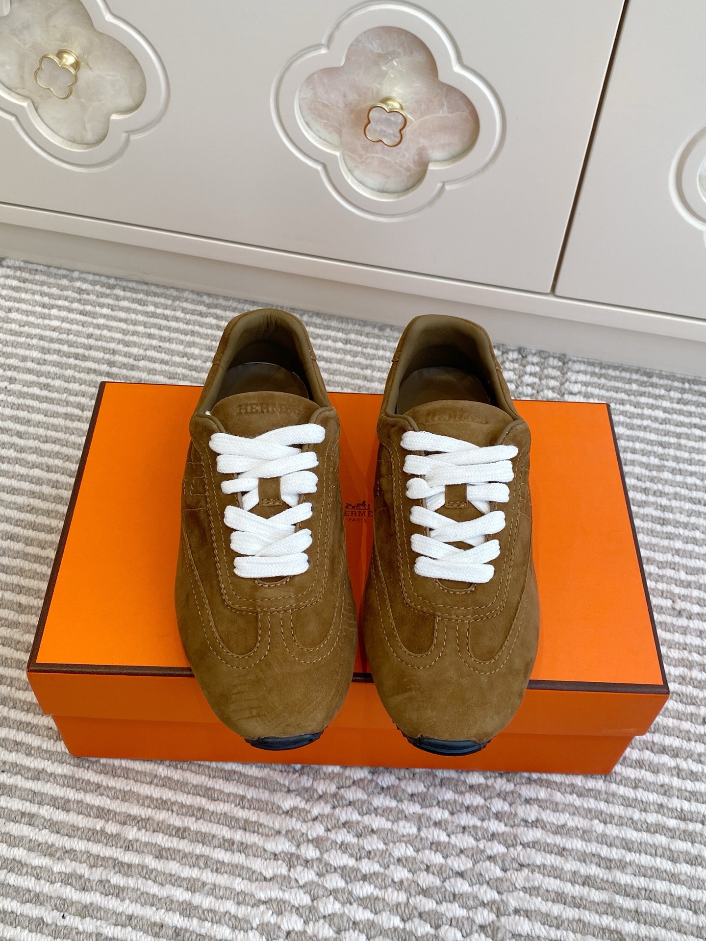 NO:694848,First batch of women and men Hermes official website Masrer series couple model H Forrest Gump moral training shoes casual sports shoes top quality, ultimate craftsmanship, new at the same time, super easy to wear, imported suede with cowhide color matching/with logo H logo/sheepskin lining/original molded TPU outsole Size 35-45 (female 41/42  Men's 46 (custom-made, non-refundable), casual shoes/sports shoes, hermes, hermes, sneakers, cowhide, sheepskin, chamois leather19860909批女 男 Hermes爱马仕官网Masrer系列情侣款H阿甘 德训鞋 休闲运动鞋 顶级品质 工艺极致,同步专柜上新·超级好穿 面料进口麂皮搭配牛皮拼色/搭配标志H 标志/羊皮内里/原版开模TPU大底 Size35-45（女41/42 男46定做不退换）,休闲鞋/运动鞋,hermes,hermes,sneakers,cowhide,sheepskin,chamois leather,Women's Shoes