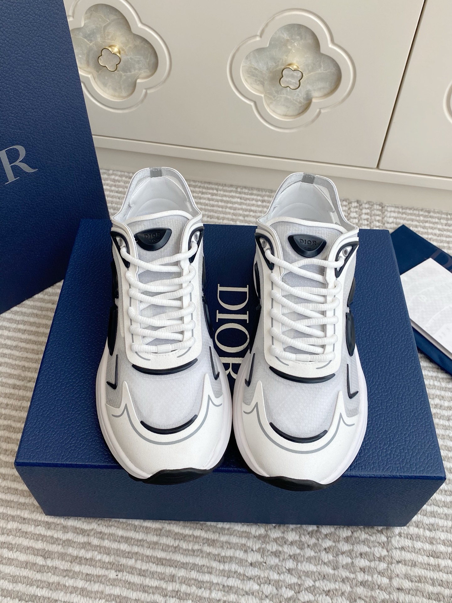 NO:707267,Batch Dio*26ss early spring new CD letter breathable dad shoes sneakers and casual shoes. They are retro-futuristic dad shoes. The shoe adopts a shock-absorbing and anti-slip streamlined silhouette, which has both a sense of sportiness and trend. It is a popular casual shoe style at the moment. The upper is made of mesh cloth material. The mesh ensures breathability, and the leather enhances the texture. The texture contrast of different materials makes the shoe body more layered.  The body of the shoe is printed with the DIOR letter logo, and the brand elements on the laces, tongue, and side of the shoe enhance the recognition, and the details reflect the brand design. The outsole has good shock absorption and anti-slip properties, and the wrapping design of the shoe shape also improves the wearing comfort. Original custom electric embroidered upper, mesh inner lining, original molded outsole, increased 3cm, same size for men and women, 37-47, casual shoes/sports shoes, dior, sneakers19860909批 Dio*26ss早春新品CD字母透气老爹鞋运动鞋休闲鞋 属于复古未来主义老爹鞋,鞋型采用减震防滑的流线型轮廓,兼具运动感与潮流感,是当下热门的休闲鞋型.鞋面运用网眼布材质拼接,网布保证透气性,皮革提升质感,不同材质的纹理对比让鞋身更有层次. 鞋身印有DIOR字母标识,鞋带、鞋舌、鞋侧等位置的品牌元素强化辨识度,细节处体现品牌设计感.外底具备良好的减震与防滑性能,鞋型的包裹性设计也提升了穿着的舒适度. 鞋面原版定制电绣鞋面 内里网布 大底原版开模大底 增高3cm Size男女同款 37-47,休闲鞋/运动鞋,dior,sneakers,Women's Shoes