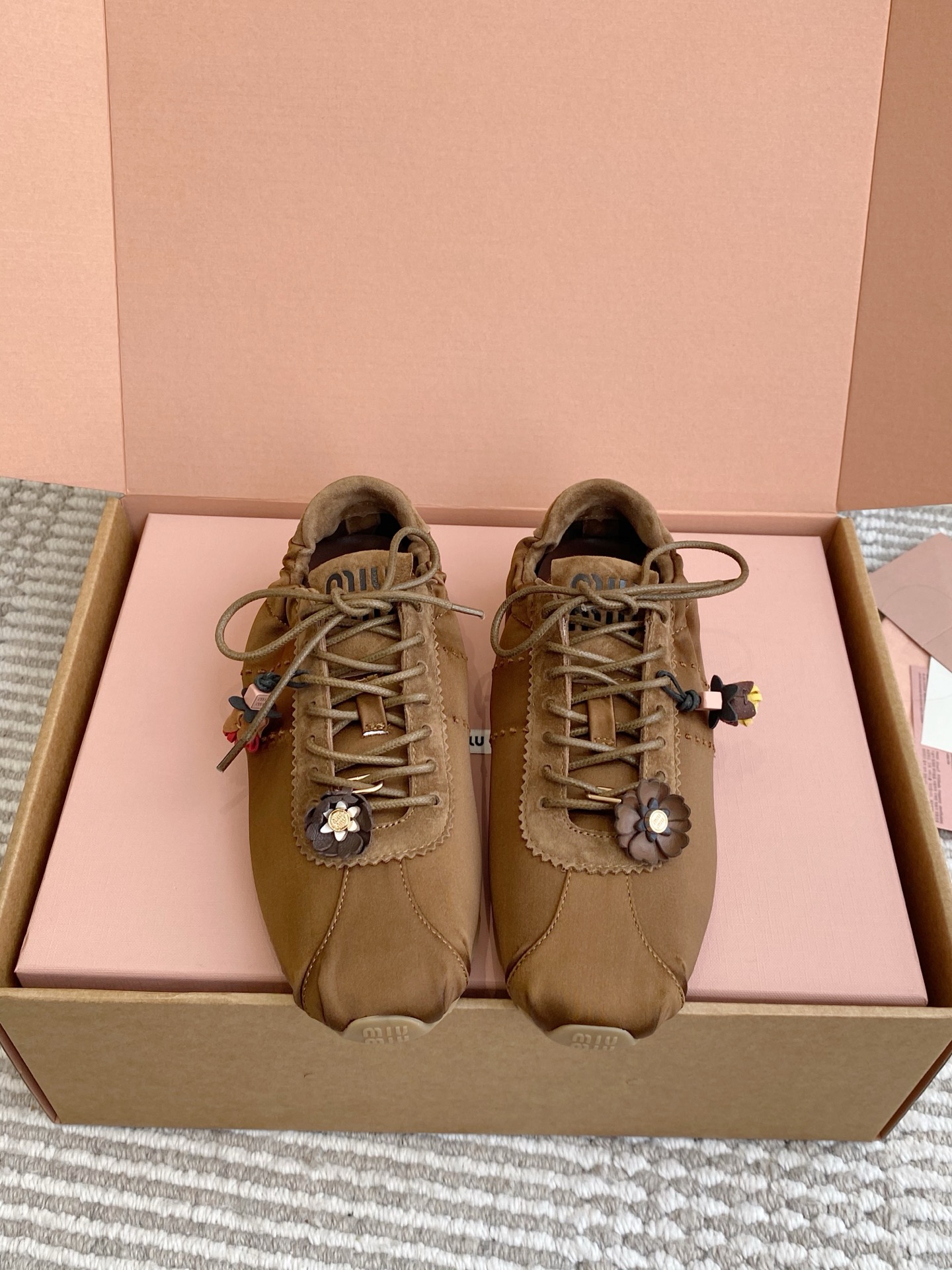 NO:707270,Batch (original box packaging) Purchasing-grade MiuMi* Plume series satin ballet De training shoes casual sports shoes. Combining the casual sportiness of De training shoes with the elegance and softness of ballet shoes, it has both retro sports style and the exquisiteness of French ballet. The satin upper has glossy wrinkles, and the suede adds a soft mist feeling, making it both visually and tactilely advanced.  Paired with flat shoelaces, the shoe shape is narrow and compact, with a rounded toe and light-colored rubber flat sole, which is light and makes the feet smaller. The leather insole is soft and comfortable for the upper foot, and the flat-soled design is not tiring for daily walking. There are many colors to choose from, and it can be worn with skirts and jeans. It is a popular item for sweet-cool and ballet-style wear. Upper Sheep Qiong/Silk Cloth Lining Fabric Outsole TPU Outsole Increased by 2cm  SIZE35-40 (customized size 41 is non-refundable), casual shoes/sports shoes, miumiu, sneakers, skirts, jeans, real silk, chamois leather19860909批（原版盒包装） 代购级MiuMi* Plume系列缎面芭蕾德训鞋休闲运动鞋 把德训鞋的休闲运动感和芭蕾舞鞋的优雅柔和结合,既有复古运动风,又带法式芭蕾的精致感.缎面鞋面自带光泽褶皱,麂皮增加柔雾感,视觉和触感都很高级. 搭配扁平鞋带,鞋型偏窄巧,鞋头圆润+浅色橡胶平底,轻盈又显脚小.皮革内底,上脚软和舒适,平底设计日常走路也不累.颜色多选,能搭裙子、牛仔裤,是甜酷风合芭蕾风穿搭的热门单品. 鞋面羊琼/真丝布 内里布 大底TPU大底 增高2cm SIZE35-40码（41码定制不退换）,休闲鞋/运动鞋,miumiu,sneakers,skirts,jeans,real silk,chamois leather,Women's Shoes