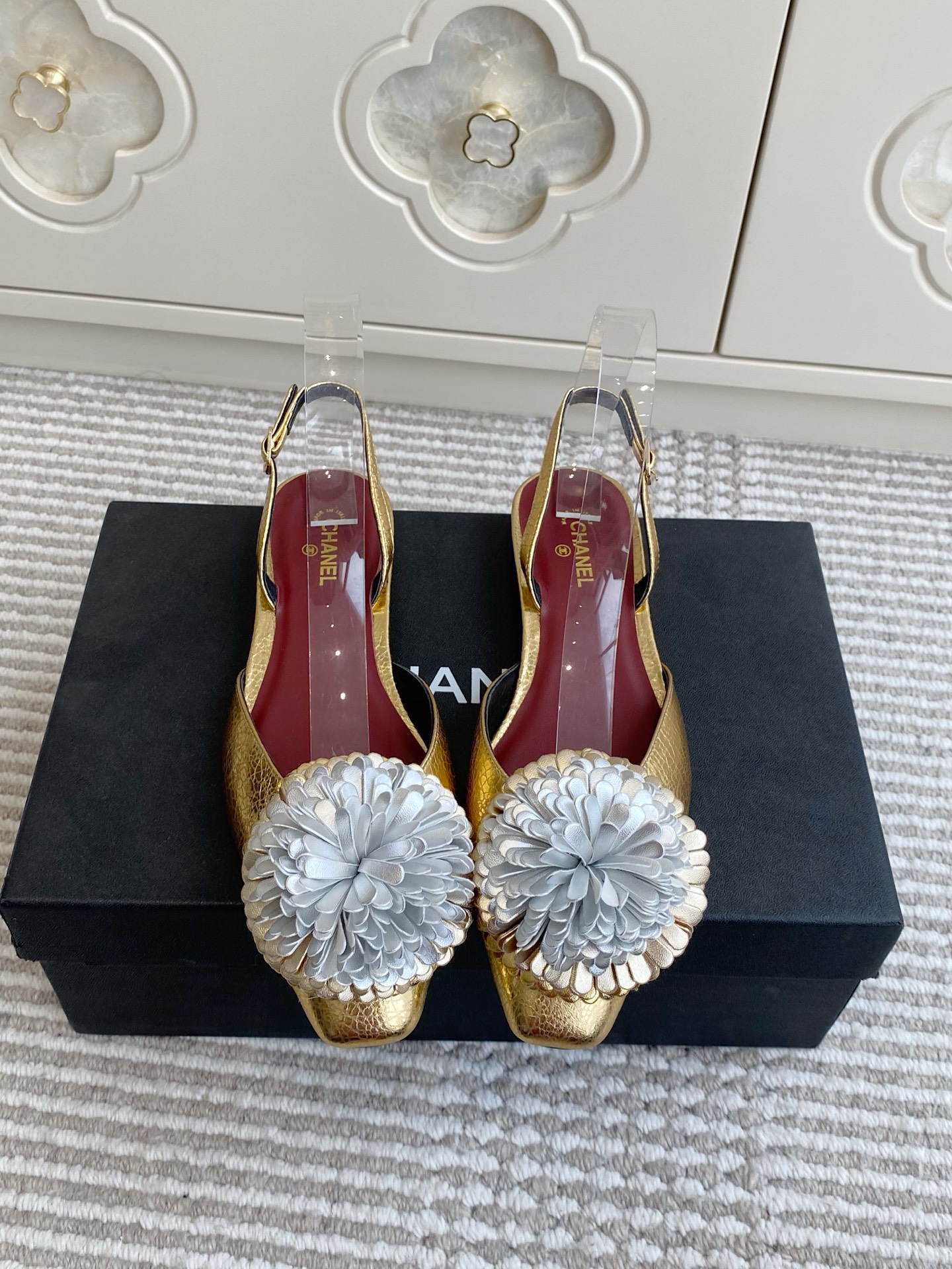 NO:707256,Batch Chane*26ss early spring new three-dimensional camellia decorated flat back shoes. The toe is decorated with Chanel's iconic camellia shape, and the brand logo is printed on the lining and tongue. It combines the brand's classic symbols with the shoe design, making it highly recognizable.  The shallow ballet shoe shape of flat shoes fits the shape of the foot and is lighter for daily wear. The camellia decoration adds exquisite details to the simple shoe shape. It is suitable for daily casual and French simple wear. Whether it is paired with a skirt or trousers, it can create an elegant French light luxury style. Sheepskin upper, sheepskin lining, genuine leather outsole  size 35-41 (customized sizes 40 and 41 are not returnable), sandals, chanel, chanel, sandals, flats, skirts, sheepskin, Leather soles19860909批 Chane*26ss早春新款立体山茶花装饰平底后空单鞋 鞋头处装饰香奈儿标志性的山茶花造型,内里与鞋舌印有品牌标识,将品牌经典符号与鞋履设计结合,辨识度极高. 平底鞋的浅口芭蕾鞋型贴合脚型,日常穿着更轻便,山茶花装饰则为简约鞋型增添了精致细节.适配日常休闲、法式简约穿搭,无论是搭配裙装还是裤装,都能营造出优雅的法式轻奢风格. 鞋面羊皮 内里羊皮 大底真皮大底 size35-41码（40、41码定制不退换）,凉鞋,chanel,chanel,sandals,flats,skirts,sheepskin,Leather soles,Women's Shoes