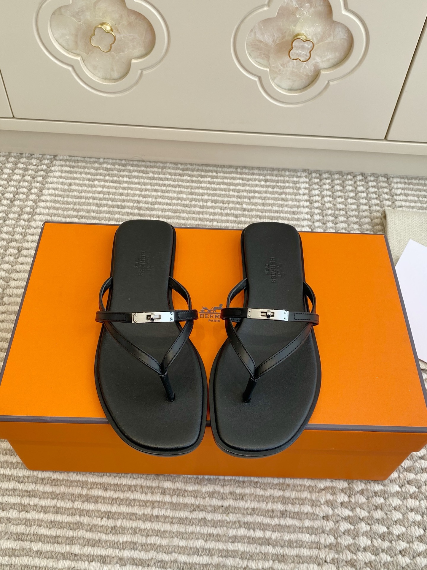 NO:707251,Batch hermes Miss kelly buckle thong flat flip-flops, calfskin sandals, with mini version of the classic kelly shoe buckle, cross design to present a simple and soft shape, original imported calfskin upper/cowhide lining, imported genuine leather outsole, size 35-39 (40/41/42 customized, non-returnable), split-toe shoes, hermes, hermes, sandals, slippers, cowhide, Leather soles19860909批 hermes爱马仕Miss kelly扣夹趾平底人字拖鞋 小牛皮凉鞋,搭配迷你版的经典kelly鞋扣· 交叉设计呈现简约柔美造型 鞋面原版进口小牛皮/ 牛皮内里 进口真皮大底 size35-39（40/41/42定制不退换）,分趾鞋,hermes,hermes,sandals,slippers,cowhide,Leather soles,Women's Shoes