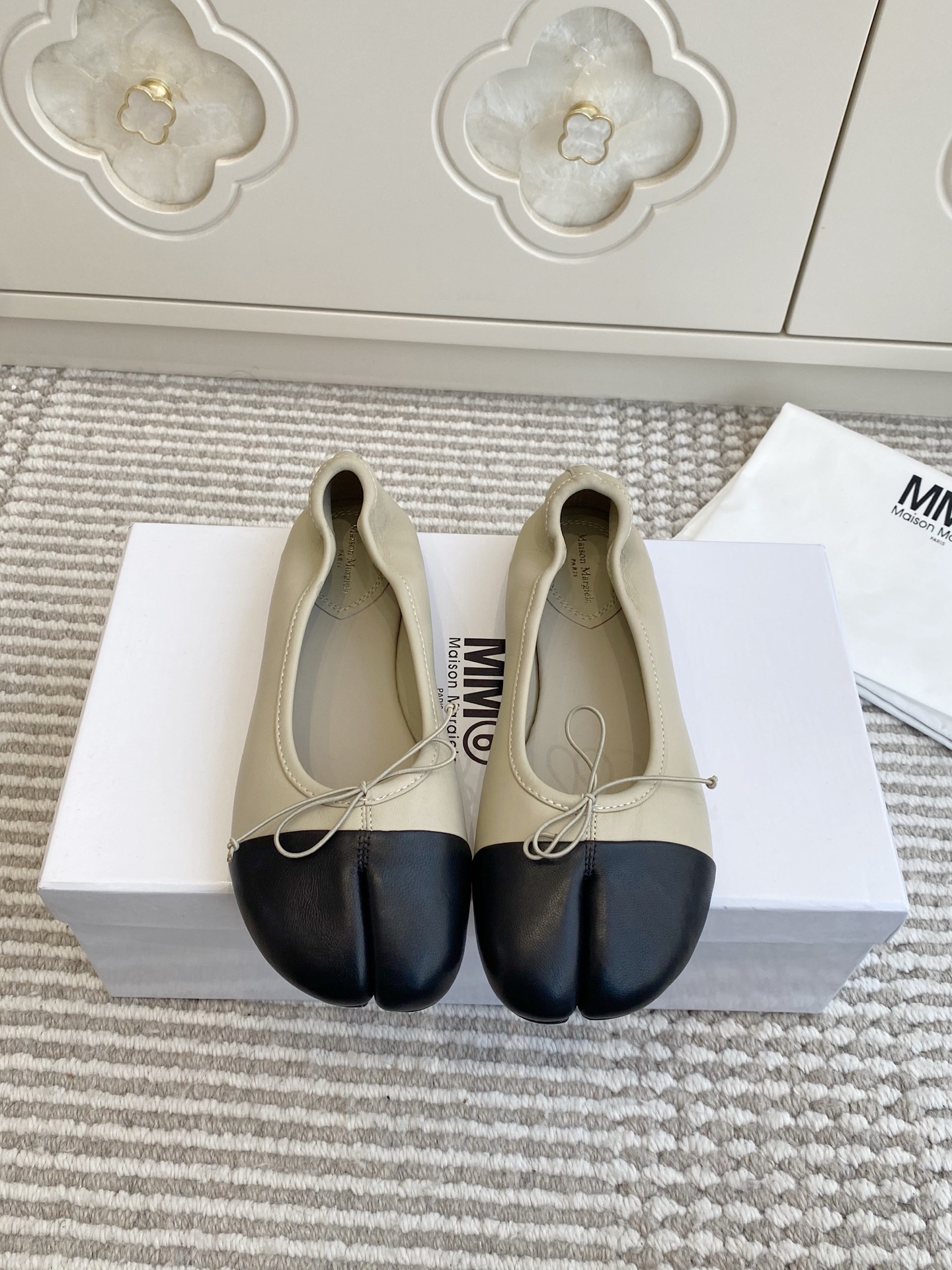 NO:707244,Batch Maison Magical·MM6 Margiela·26ss spring and summer new slip-on loafers, flat split-toe shoes, lazy ballet shoes. This is a pair of shoes with contemporary significance. It mixes the fashionable elements of many eras. It is easy to wear and easy to match. It is cute and clean. The upper is imported water-dyed sheepskin. The lining is imported sheepskin. The outsole is imported genuine leather outsole from Italy. Size 35-40 (40 customized). Comes with original packaging, split-toe shoes, masion.  margiela,masion margiela,loafers,sheepskin,Leather soles19860909批 Maison Magical·MM6马吉拉·26ss春夏新品一脚蹬乐福鞋平底分趾鞋懒人鞋芭蕾舞鞋 这是一双具有时代意义的一双鞋 混合了多个时代的时髦元素 它好穿 也好搭 可爱干净 鞋面进口水染羊皮 内里进口羊皮 大底意大利进口真皮大底 码数35-40（40订做） 配原版一致包装,分趾鞋,masion margiela,masion margiela,loafers,sheepskin,Leather soles,Women's Shoes