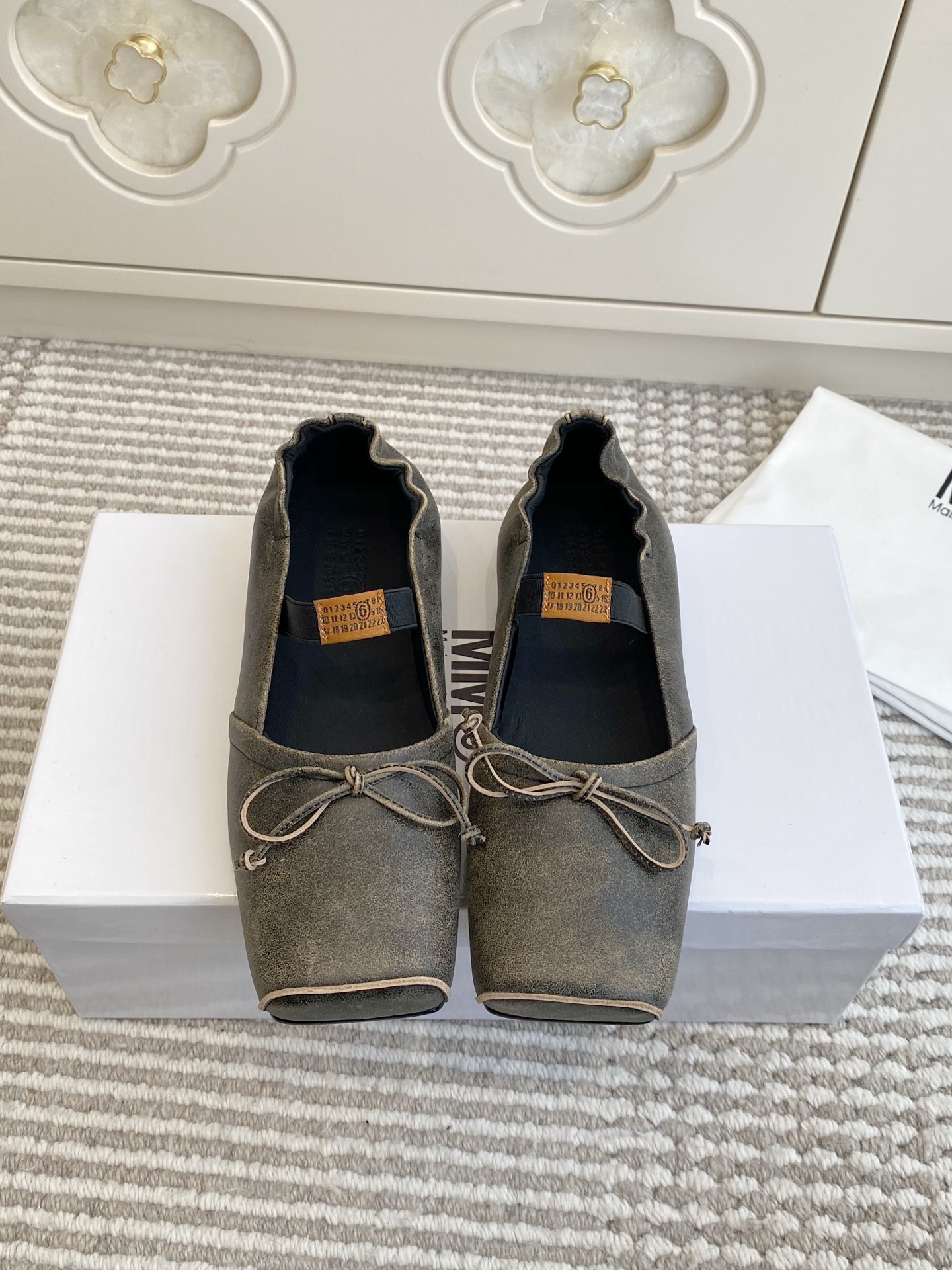 NO:707240,Batch slippers, single shoes MM6 Maison Magical · 2026ss spring and summer new one-slip slippers with bows · Mary Jane ballet shoes Needless to say the comfort, they will definitely be very comfortable. The silhouette, unique materials and contrasting material collage are all MM6 Maison Magical, worth looking forward to. These ballet shoes are made of very textured first-layer cowhide, cowhide lining/foot pads, square toe elegance and logo elastic straps  Italian genuine leather outsole, flat sole, 7cm high heels, absolutely perfect. Size: 35-39 (40 customized). Comes with original packaging, slippers, masion margiela, masion margiela, mary jane, slippers, cowhide, Leather soles.19860909批拖鞋 单鞋 MM6马吉拉·2026ss春夏新品一脚蹬懒人蝴蝶结拖鞋·玛丽珍芭蕾舞单鞋 舒适度不用说 肯定会很舒服的 廓形 独具匠心的材料和对比材质的拼贴均是 MM6 Maison Magical,值得期待的特色 这款芭蕾舞鞋采用很有质感的头层牛皮,牛皮内里/垫脚方头的雅致和logo松紧带 意大利真皮大底 平底 高跟7cm 简直绝绝子了 码数:35-39（40定做） 配原版一致包装,拖鞋单鞋,masion margiela,masion margiela,mary jane,slippers,cowhide,Leather soles,Women's Shoes