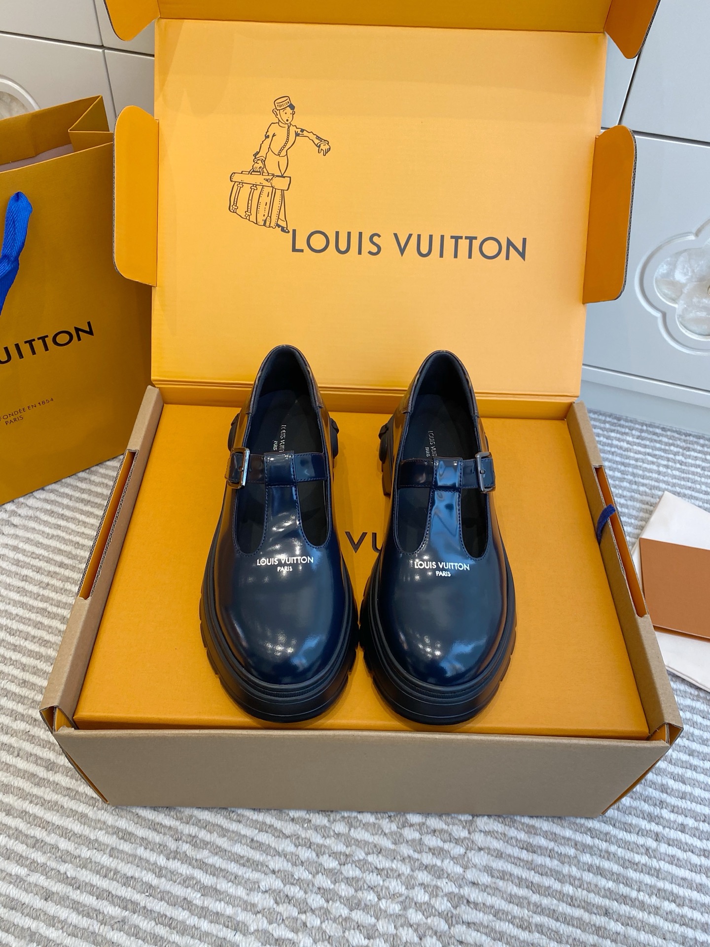 NO:707259,Batch (original box packaging) Purchasing-grade Louis Vuitto* new thick-soled presbyopic vintage Mary Jane shoes·Loafers. The 5cm thick-soled design can modify the proportions of the legs. The footbed has built-in cushioning insole, which has a good shock-absorbing effect when walking; the strap is an adjustable metal pin buckle to adapt to different foot types. The edge of the shoe mouth is soft-packed to reduce the problem of foot grinding. 'LOUIS' is printed on the tongue and upper  VUITTON' brand logo, the hardware has an aged metal texture, and the canvas and leather stitching of the presbyopia style is exquisite, reflecting the level of luxury craftsmanship. The upper is made of beaded cowhide, the lining is cowhide, the sole is IP foam outsole, increased by 5cm, Size 35-40 (customized size 41 is non-refundable), loafers, louis vuitton, loafers, mary jane, cowhide19860909批（原版盒包装） 代购级Louis Vuitto* 新款厚底老花复古玛丽珍单鞋·乐福鞋 5cm厚底设计可修饰腿部比例,鞋床内置缓冲鞋垫,行走时减震效果好；束带为可调节金属针扣,适配不同脚型,鞋口边缘做软包处理,减少磨脚问题. 鞋舌与鞋帮处印“LOUIS VUITTON”品牌标识,五金件为做旧金属质感,老花款的帆布与皮革拼接工艺精细,体现奢品工艺水准. 鞋面开边珠牛皮 内里牛皮 鞋底IP发泡大底 增高5cm Size35-40码（41码定制不退换）,乐福鞋,louis vuitton,loafers,mary jane,cowhide,Women's Shoes