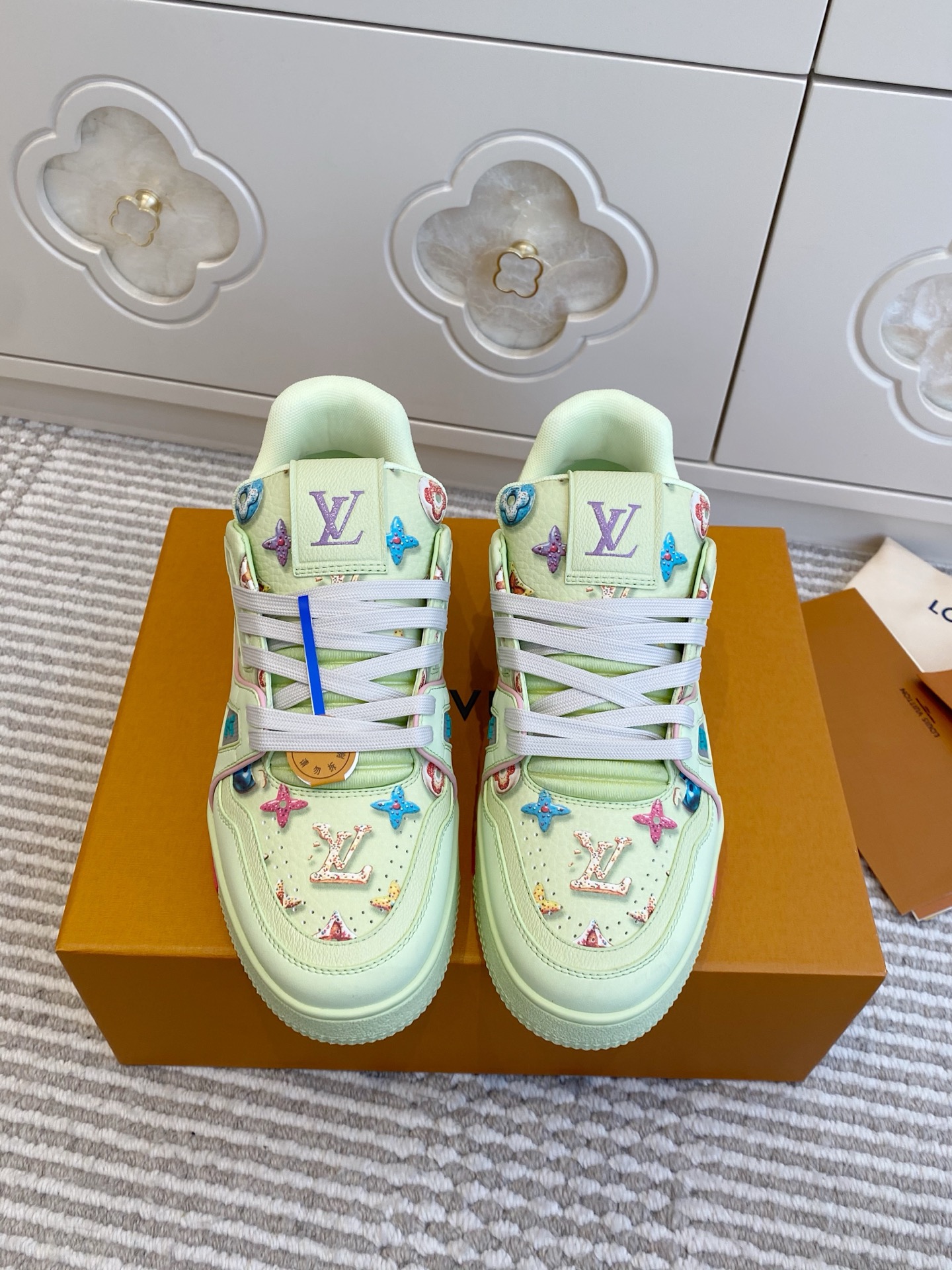 NO:707253,The same style for men and women. Donut series. Lvjia brand x tyler co-branded series of sports shoes for men and women. Top quality. The most popular trainer sports shoes. They are so youthful. No distinction between men and women. A must-have for gender-neutral wear. Very versatile and versatile!  You can have a youthful feeling of freshness and cleanness in minutes. Upper rubber film ~ TPU film ~ imported pebbled cowhide/imported calfskin/denim denim/lining calfskin mesh. Original original outsole with 1:1 molded TPU outsole size 35-45, casual shoes/sports shoes, louis vuitton, louis vuitton, sneakers, cowhide19860909男女同款 甜甜圈系列 L驴家牌 x tyler联名系列男女情侣运动鞋 顶级品质 最火的trainer运动鞋～没有之一、太少年感啦～不分男女～无性别穿搭必选～非常百搭万能搭配！少年感的清爽干净分分钟拥有 鞋面滴胶片～TPU胶片～进口荔枝纹牛皮/进口小牛皮/丹宁牛仔布/ 内里小牛皮网布 大底原版独家1:1开模TPU大底 size35-45,休闲鞋/运动鞋,louis vuitton,louis vuitton,sneakers,cowhide,Women's Shoes