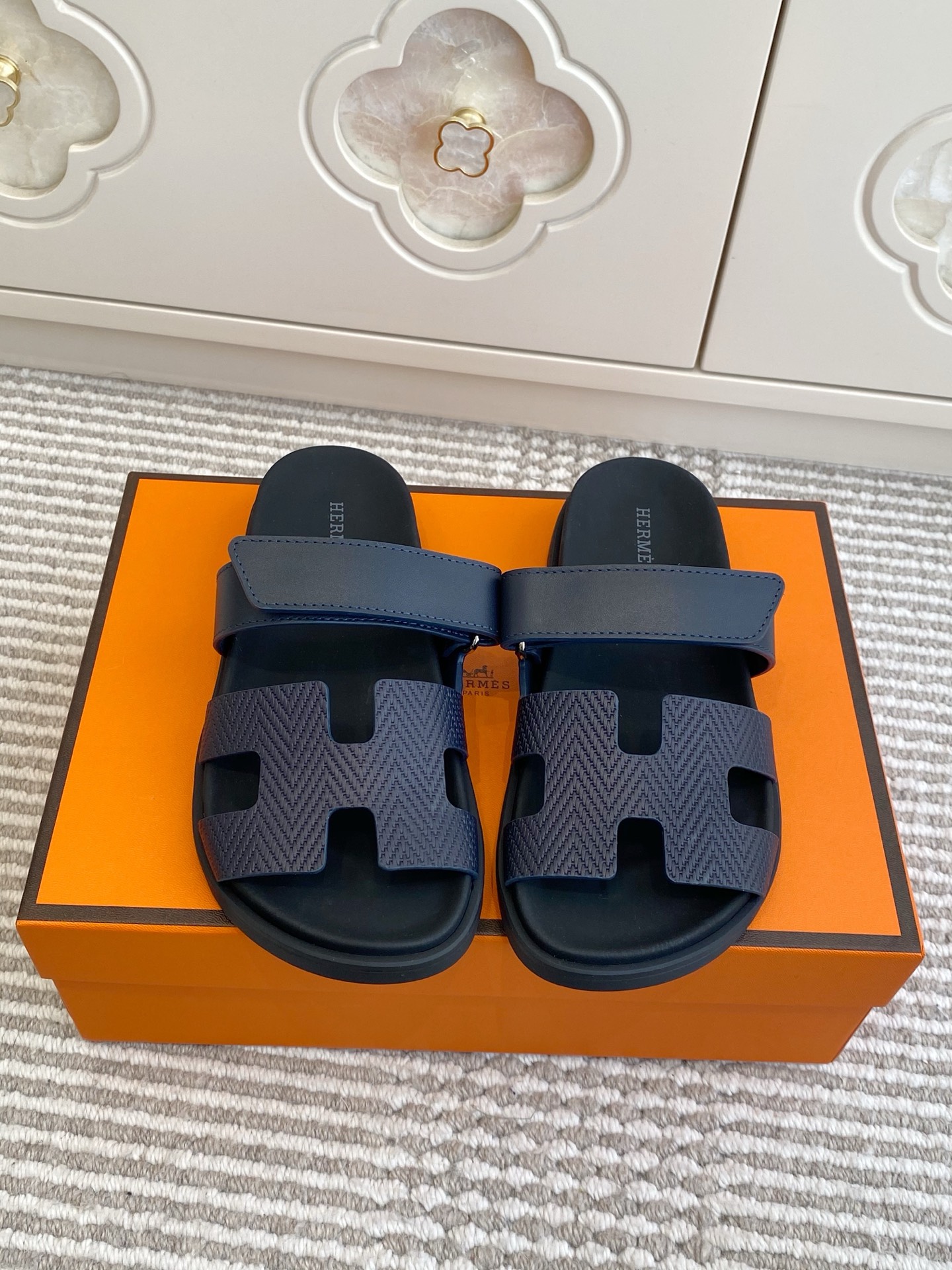 NO:707586,First batch of women's men's new color Hermes Hermès H chypre series Velcro slippers, top quality, upper imported first layer stone grain cowhide/palm grain cowhide/gradient color cowhide/goat leather/sheep Beijing/denim, foot pads mixed sheepskin, original molded outsole  Women's size 35-39 (customized for women's 41) Men's size 39-45 (customized for men's 46), slippers, hermes, hermes, slippers, cowhide, sheepskin, sheep19860909批女 男 新色 Hermes 爱马仕H家chypre系列 魔术贴二舅拖鞋 顶级品质 鞋面进口头层石头纹牛皮/手掌纹牛皮/渐变色牛皮/山羊皮/羊京/牛仔布 垫脚混种羊皮,原版开模大底 女码35-39码（女41定做）男码39-45（男46定做）,拖鞋,hermes,hermes,slippers,cowhide,sheepskin,sheep,Women's Shoes