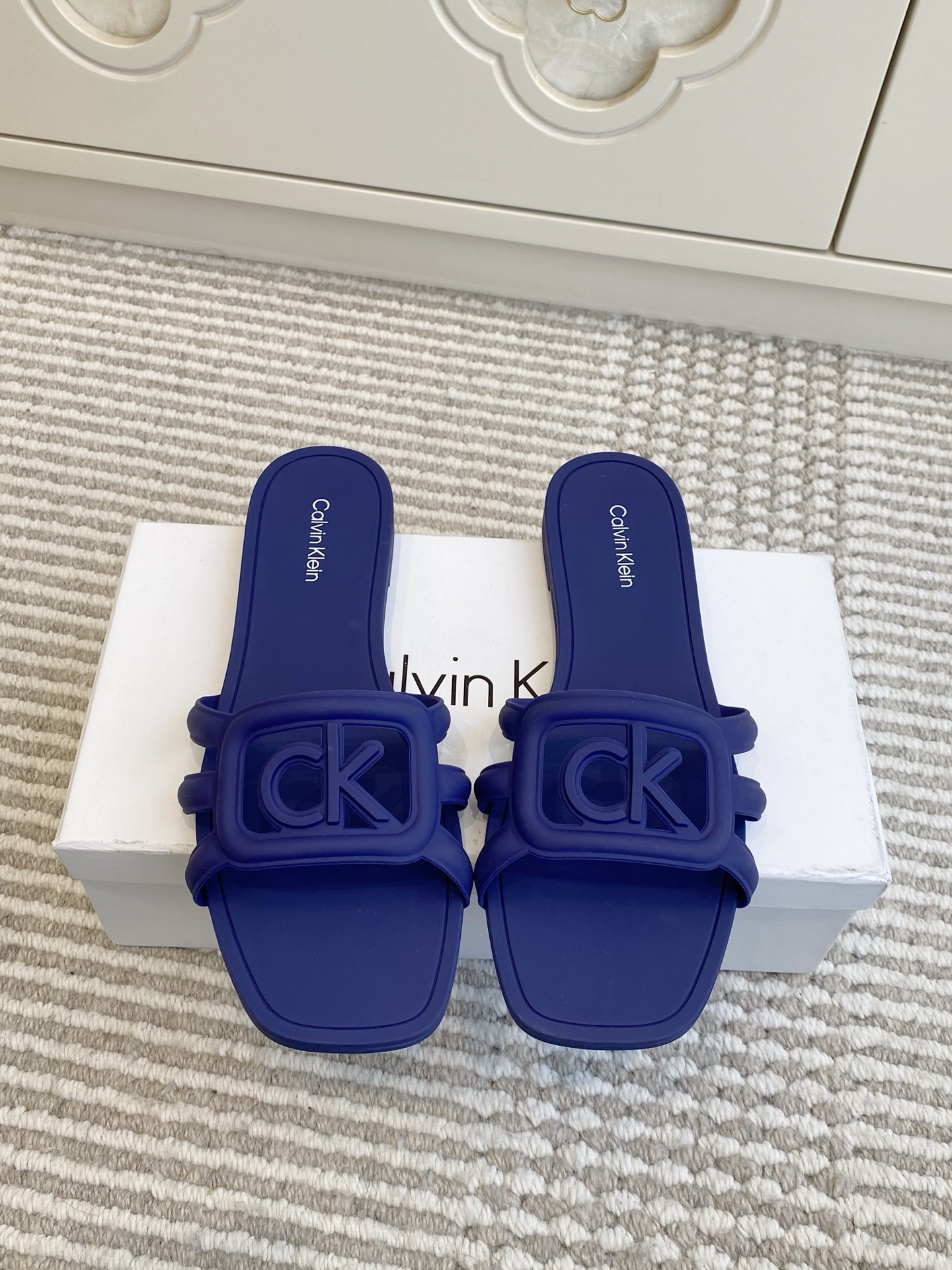 NO:723145,Batch Calvin klein's new CK jelly shoes, waterproof sandals, one-piece rubber slippers, soft!  Waterproof and non-slip, there is no slipper that is more suitable for waves and beaches. Special channel goods, directly supplied to overseas. Made of PVC material that meets European environmental standards (light fragrance), original logo outsole, original packaging, size 36-42, slippers, louis vuitton, slippers19860909批 Calvin klein 新款CK果冻鞋 防水凉拖鞋 一体成型胶拖鞋、软软的！防水又防滑 海浪沙滩没有比它更配的拖鞋了 特殊渠道货,直供海外 采用达到欧标环保标准的pvc材质（淡淡幽香）原版logo大底原版包装 size36-42,拖鞋,louis vuitton,slippers,Women's Shoes