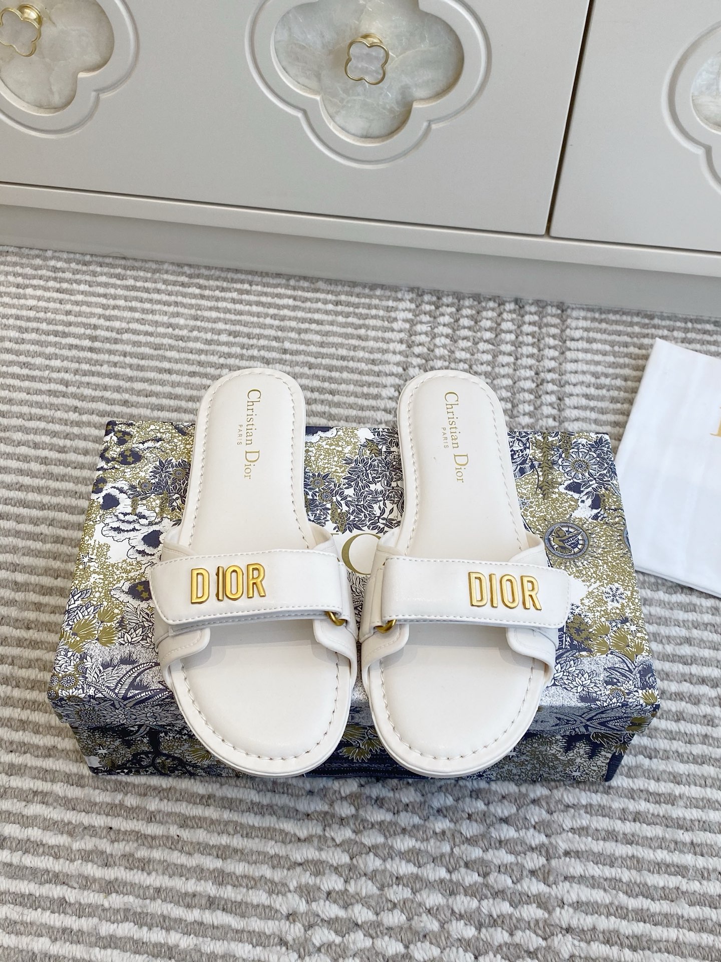 NO:723154,Batch Dior Dior · 2026 Spring and Summer New Style · D-Act beach sandals Classic CD hardware buckle flat slippers Velcro casual slippers This D-Act sandals are a classic item. The adjustable Velcro straps are decorated with the Christian Dior logo, with glossy technical fabric uppers, decorated with dark blue Oblique print patterns. Soft tonal rubber soles, bringing fashionable charm to the casual look. Upper cowhide leather sole original molded rubber outsole  Size 36-41, slippers, dior, dior, slippers, cowhide19860909批 Dior迪奥·2026春夏新款 ·D-Act沙滩凉拖鞋 经典CD五金扣一字平底拖鞋魔术贴休闲拖鞋 这款D-Act凉拖是一款经典单品.可调节魔术贴饰带饰以Christian Dior标志,搭配光泽科技面料鞋面,饰以深蓝色 Oblique印花图案.柔软同色调橡胶鞋底,令休闲造型中流露时尚魅力. 鞋面牛皮 鞋底原版开模橡胶大底 码数36-41,拖鞋,dior,dior,slippers,cowhide,Women's Shoes