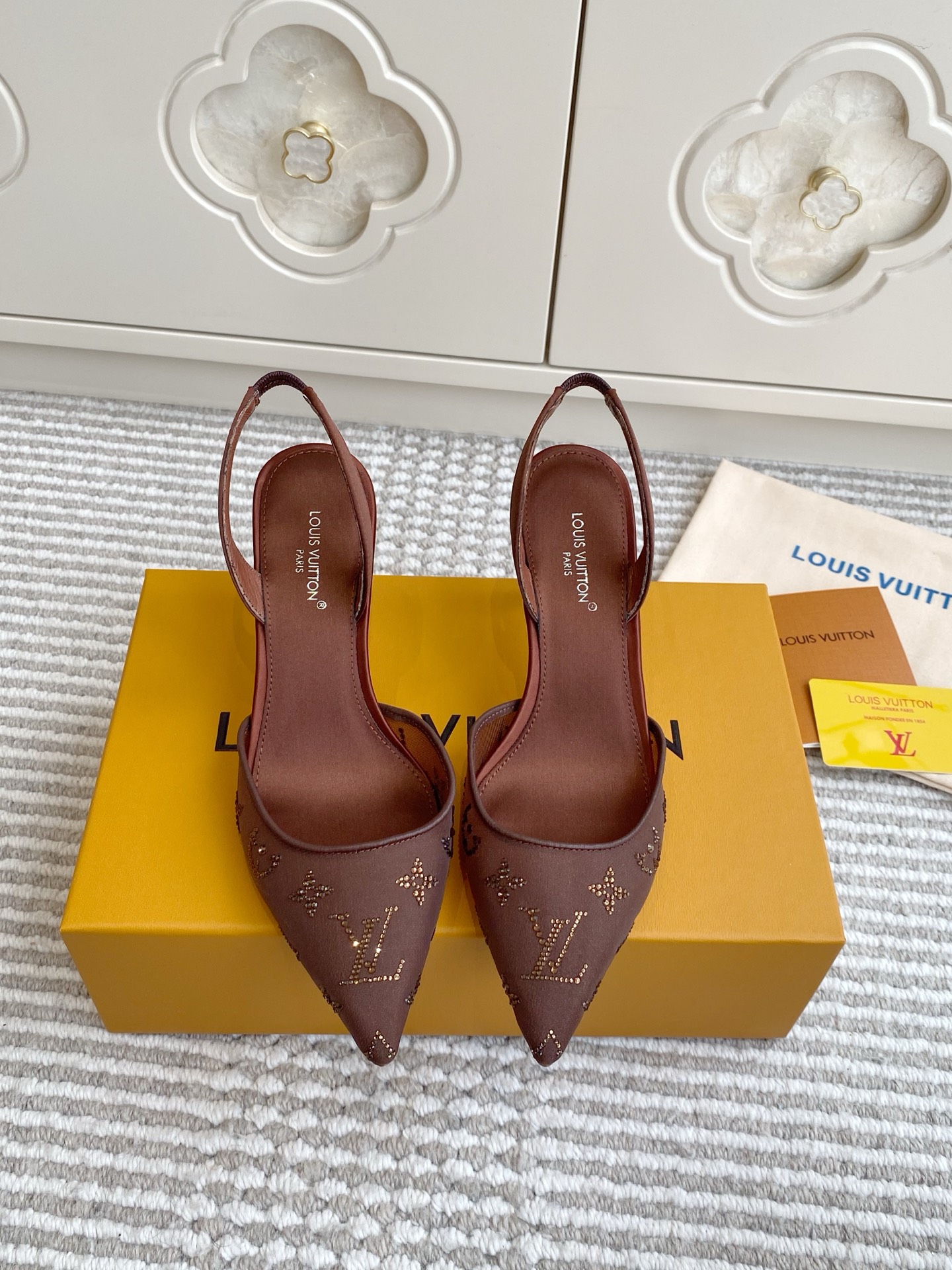 NO:723129,Batch LV Lvjia 2026 new model Gala mesh hot-drilled high-heeled shoes with hollow back pointed toe sandals. The elegance of Monogram is composed of bright rhinestones. Genuine leather soles. Three heels: flat, 7.5cm and 9.5cm. Color: coffee, burgundy, apricot, black. Regular size: 35-39. Customized 34.40.41.42, high-heeled sandals, louis vuitton, louis  vuitton,louis vuitton,sandals,high heels19860909批 LV驴家2026年新款·Gala网纱烫钻高跟鞋后空尖头凉鞋 由璀璨莱茵石组成Monogram的雅致 真皮底 三个跟:平底,7.5cm和9.5cm 颜色:咖色.酒红.杏色.黑色 正码:35-39订做34.40.41.42,高跟鞋凉鞋,louis vuitton,louis vuitton,louis vuitton,sandals,high heels,Women's Shoes