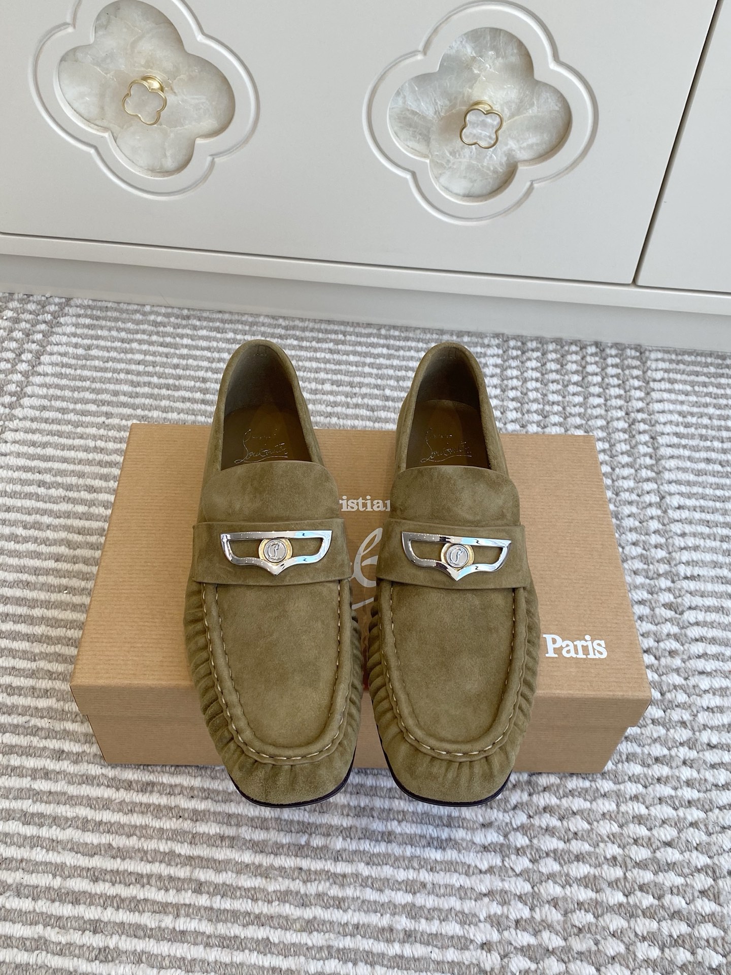 NO:723115,Batch christian louboutin · CL red sole shoes · 2026 new arrival · Suede loafers Classic suede with a touch of sexy red sole, simple and lazy but with a high-end aura. The shoe shape perfectly wraps the arch of the foot, and the soft suede is very close to the skin, so your feet will not be tired after a day of shopping and commuting. Whether paired with jeans or a suit skirt, it can enhance the overall texture - it turns out that comfort and elegance can really coexist. The upper is imported suede/lambskin lining  Imported genuine leather outsole size 35-41 (40/41 customized, non-returnable), loafers, christian louboutin, loafers, skirts, jeans, business suit, sheepskin, chamois leather, Leather soles19860909批 christian louboutin·CL 红底鞋·2026新品·麂皮乐福鞋 经典的麂皮搭配一抹性感红底,简约慵懒却自带高级气场 鞋型完美包裹足弓,柔软的麂皮很贴肤,逛街通勤一天都不累脚 无论是搭配牛仔裤还是西装裙,都能提升整体质感—原来舒适与优雅真的可以并存 鞋面进口麂皮/小羊皮内里 进口真皮大底 size35-41（40/41定做不退换）,乐福鞋,christian louboutin,loafers,skirts,jeans,business suit,sheepskin,chamois leather,Leather soles,Women's Shoes