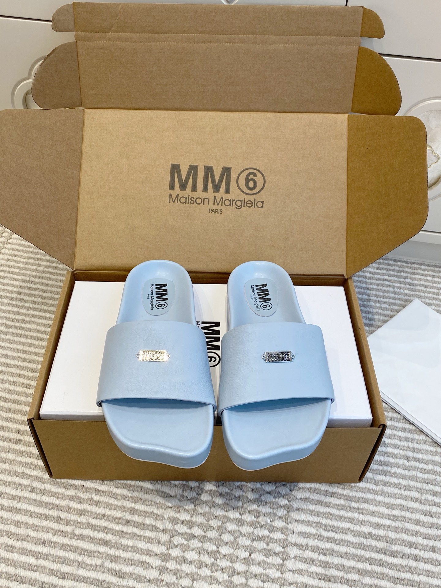 NO:723100,Batch (original box packaging) MM6 Margiela 2026 new style thick-soled comfortable one-word sheepskin sandals MM6 super comfortable slippers, the sheepskin material is super soft and comfortable!  The upper has a brand metal logo, which is simple and recognizable. The thick-soled design not only increases the height, but can be worn at home or outside. It is very convenient to put on one foot and match it with socks or casual wear, so you can easily get a lazy and fashionable style ~ Size 35-40, slippers, masion margiela, masion margiela, slippers, sheepskin, socks19860909批（原版盒包装） MM6马吉拉 2026新款·厚底舒适一字羊皮凉拖鞋 MM6超舒适的拖鞋,羊皮材质超柔软超舒服！鞋面有品牌金属标,简约又有辨识度. 厚底设计不仅增高,居家or外穿都OK.一脚蹬超方便,搭配袜子或休闲装,轻松get慵懒时髦风～ Size 35-40,拖鞋,masion margiela,masion margiela,slippers,sheepskin,socks,Women's Shoes