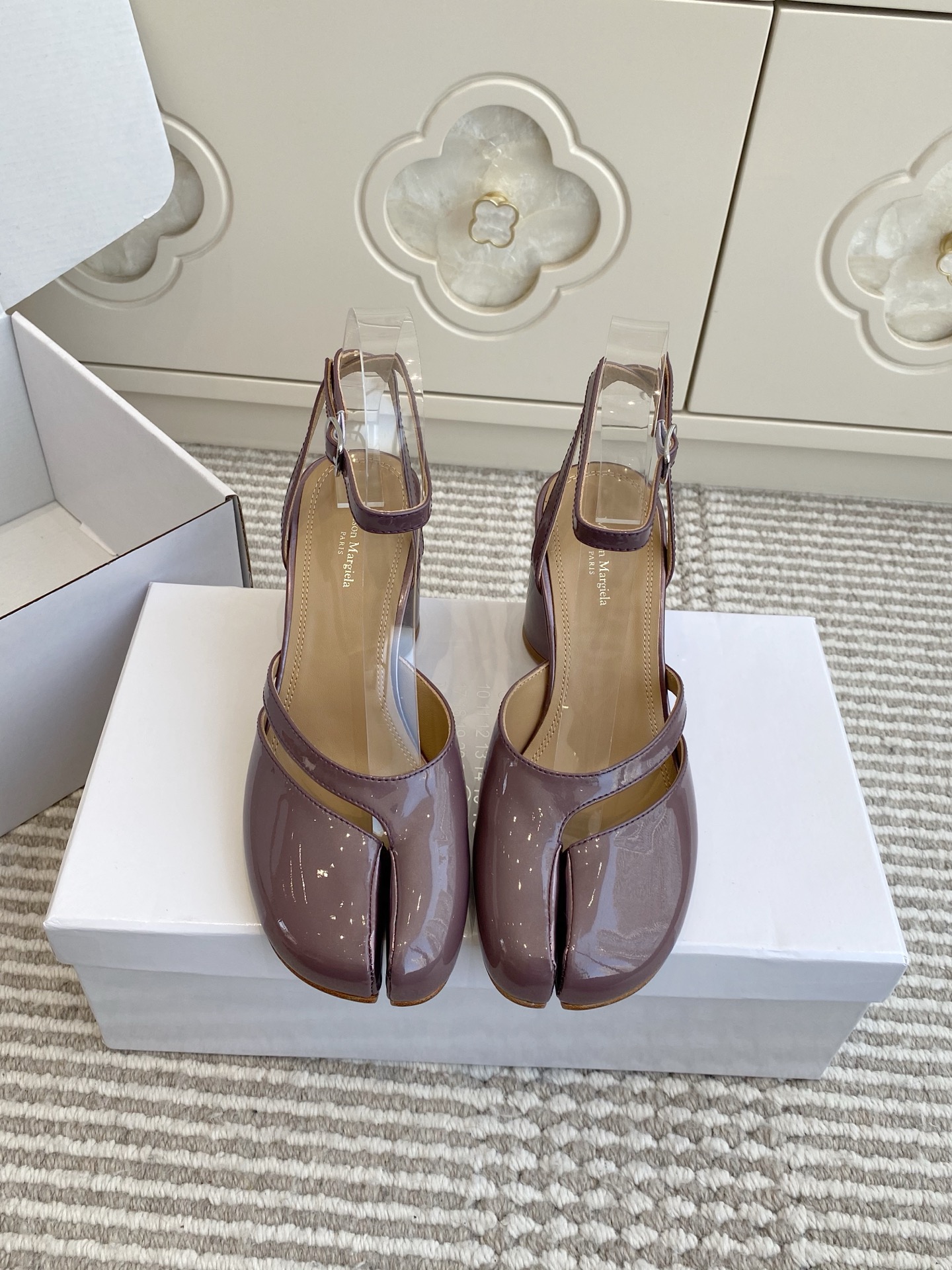 NO:723085,Batch (original box packaging) [Maison Margiela] MM6 Margiela 2026ss new summer high-heeled split-toe sandals ~ versatile summer style, comfortable and easy to wear, whitening on the feet, looks good no matter how you wear it, this summer fashionista's favorite ~ the world's most popular split-toe sandals, appeared on the covers of major fashion magazines, worn by celebrities and Xiaohongshu bloggers ~ the best choice to match with long skirts and hot pants, you will not regret it if you close your eyes.  The original version is developed one to one (ZP develops the shoe shape and details are in place). Original custom-made imported open-edge beaded cowhide for the upper. Imported sheepskin lining. Outsole. Genuine leather outsole imported from Italy. Size 35-40 (40.41 custom-made, non-refundable). Split-toe shoes, masion margiela, masion margiela, sandals, skirts, cowhide, sheepskin, Leather soles19860909批（原版盒包装）【Maison Margiela】MM6马吉拉2026ss新品夏季高跟分趾凉鞋～夏季百搭款 舒适又好穿,上脚显白 怎么穿都好看,今夏时髦精最爱～ 全球最火分趾凉鞋, 出现在各大时装杂志封面·各路明星、小红书博主着用～搭配长裙、热裤的不二选择,闭眼入都是不会后悔 原版一比一开发（ZP开发鞋型、细节到位） 鞋面原版定制进口开边珠牛皮 内里进口羊皮 大底意大利进口真皮大底 码数35-40（40.41订做不退换）,分趾鞋,masion margiela,masion margiela,sandals,skirts,cowhide,sheepskin,Leather soles,Women's Shoes