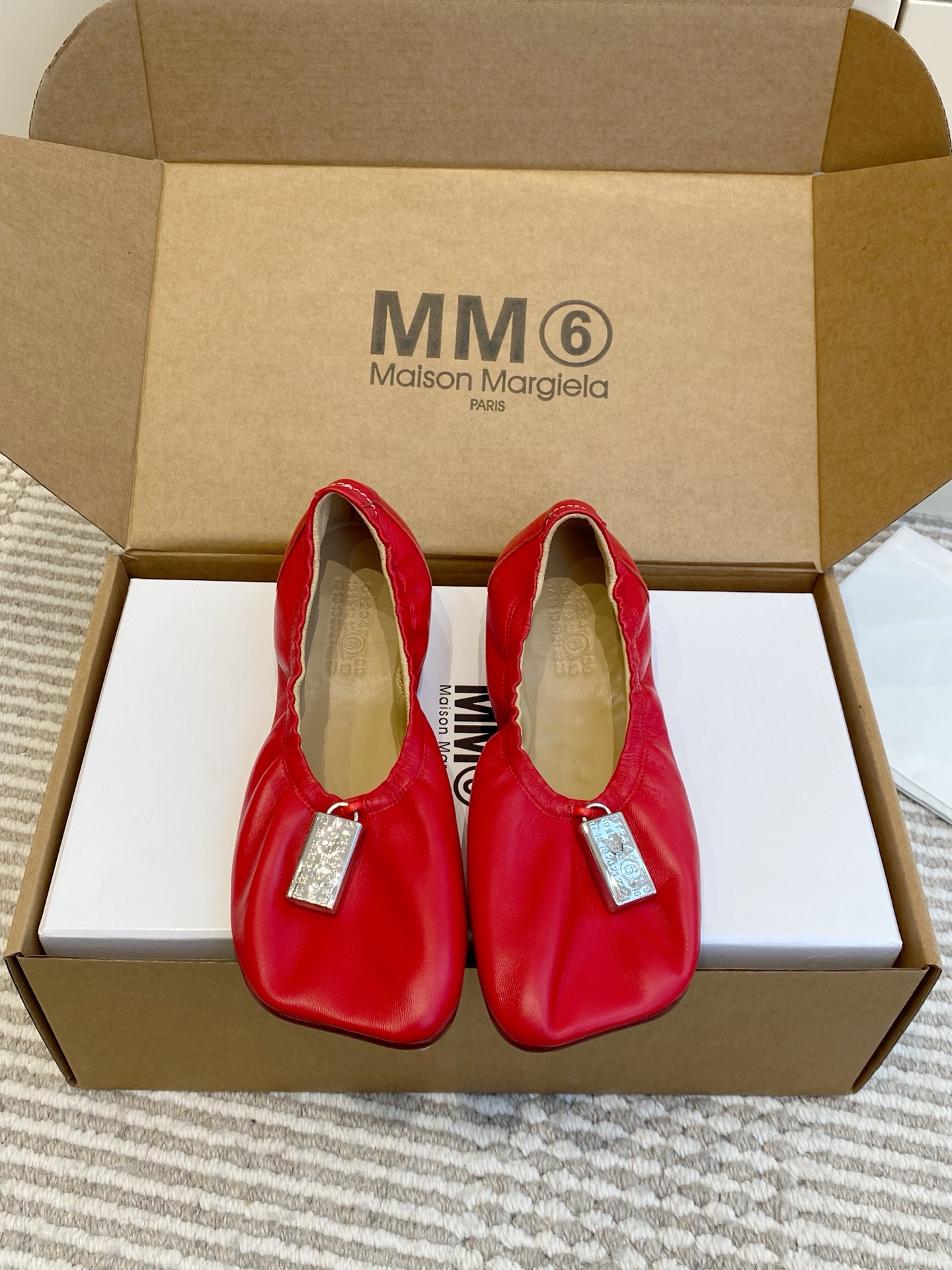 NO:723073,Batch (original box packaging) Maison Margiela new apple-toe fashionable ballet flats MM6 Maison Margiela apple-toe ballet shoes, elastic heel design + super recognizable apple-toe shoe shape, easy to put on and take off, fit the foot shape, comfortable and fashionable, can be easily controlled for daily commuting and leisure, dress and jeans can be matched as you like, elegant and casual, easily get a high-level sense of relaxation!  Soft sheepskin upper, sheepskin lining, Italian genuine leather sole, perfect texture, size 35-39 (40 customized, non-returnable), ballet shoes, masion margiela, masion margiela, flats, skirts, jeans, sheepskin19860909批（原版盒包装） Maison Margiela 马吉拉新款苹果头时尚芭蕾舞平底鞋 MM6 Maison Margiela苹果头芭蕾鞋,后跟弹力设计+超有辨识苹果头鞋型,穿脱方便,贴合脚型,舒适又时髦 日常通勤、休闲都能轻松驾驭,裙装牛仔裤随心搭配,优雅又随性,轻松get高级松弛感！ 鞋面柔软羊皮面料 内里羊皮 鞋底是意大利真皮,质感满分, 码数35-39（40定制不退换）,芭蕾舞鞋,masion margiela,masion margiela,flats,skirts,jeans,sheepskin,Women's Shoes