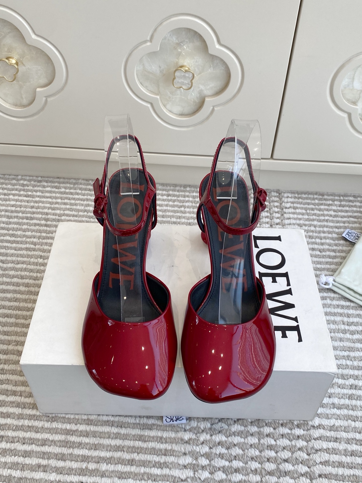 NO:723096,Loewe new Toy petal toe ballet Mary Jane back high-heeled sandals top quality imported lambskin/original imported high-temperature hot diamond/sheepskin lining genuine leather outsole flat bottom 10cm size35-39 (34.40.41 custom-made), sandals, loewe, loewe, sandals, mary jane, sheepskin, Leather soles19860909批 Loewe罗意威新品Toy花瓣鞋头芭蕾玛丽珍后空高跟凉鞋 顶级品质 进口小羊皮/原版进口高温烫钻/羊皮内里 真皮大底 平底 10cm size35-39（34.40.41定做）,凉鞋,loewe,loewe,sandals,mary jane,sheepskin,Leather soles,Women's Shoes