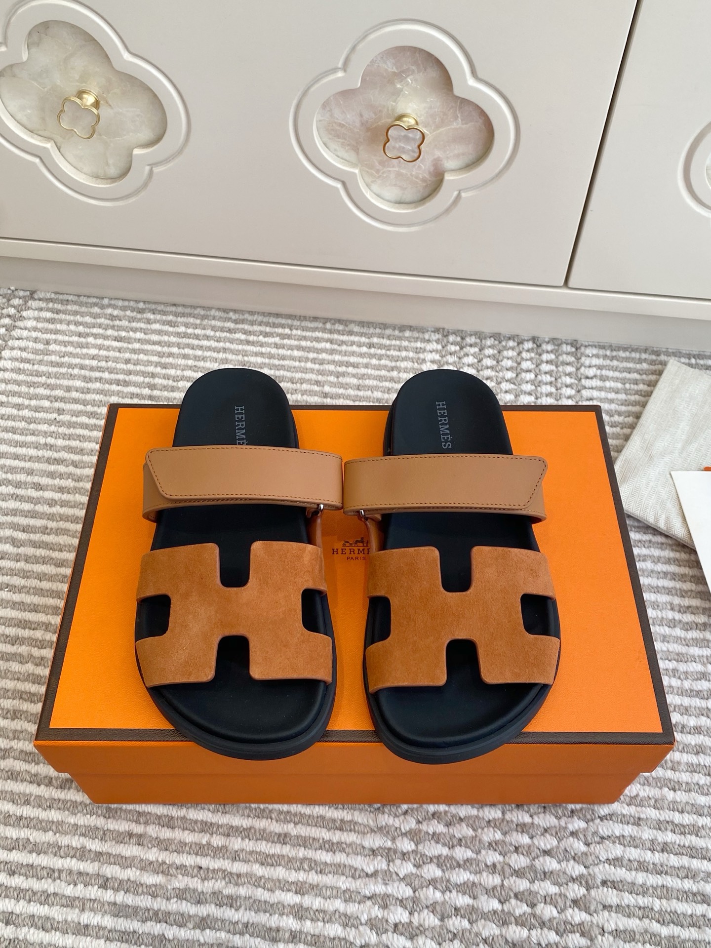 NO:751118,First batch of women's men's new color Hermes Hermès H chypre series Velcro slippers, top quality, upper imported first layer stone grain cowhide/palm grain cowhide/gradient color cowhide/goat leather/sheep Beijing/denim, foot pads mixed sheepskin, original molded outsole  Women's size 35-39 (customized for women 41) Men's 39-45 (customized for men 46), slippers, hermes, hermes, slippers, cowhide, sheepskin, sheep19860909批女 男 新色 Hermes 爱马仕H家chypre系列 魔术贴二舅拖鞋 顶级品质 鞋面进口头层石头纹牛皮/手掌纹牛皮/渐变色牛皮/山羊皮/羊京/牛仔布 垫脚混种羊皮,原版开模大底 女码35-39码（女41定做）男39-45（男46定做）,拖鞋,hermes,hermes,slippers,cowhide,sheepskin,sheep,Women's Shoes