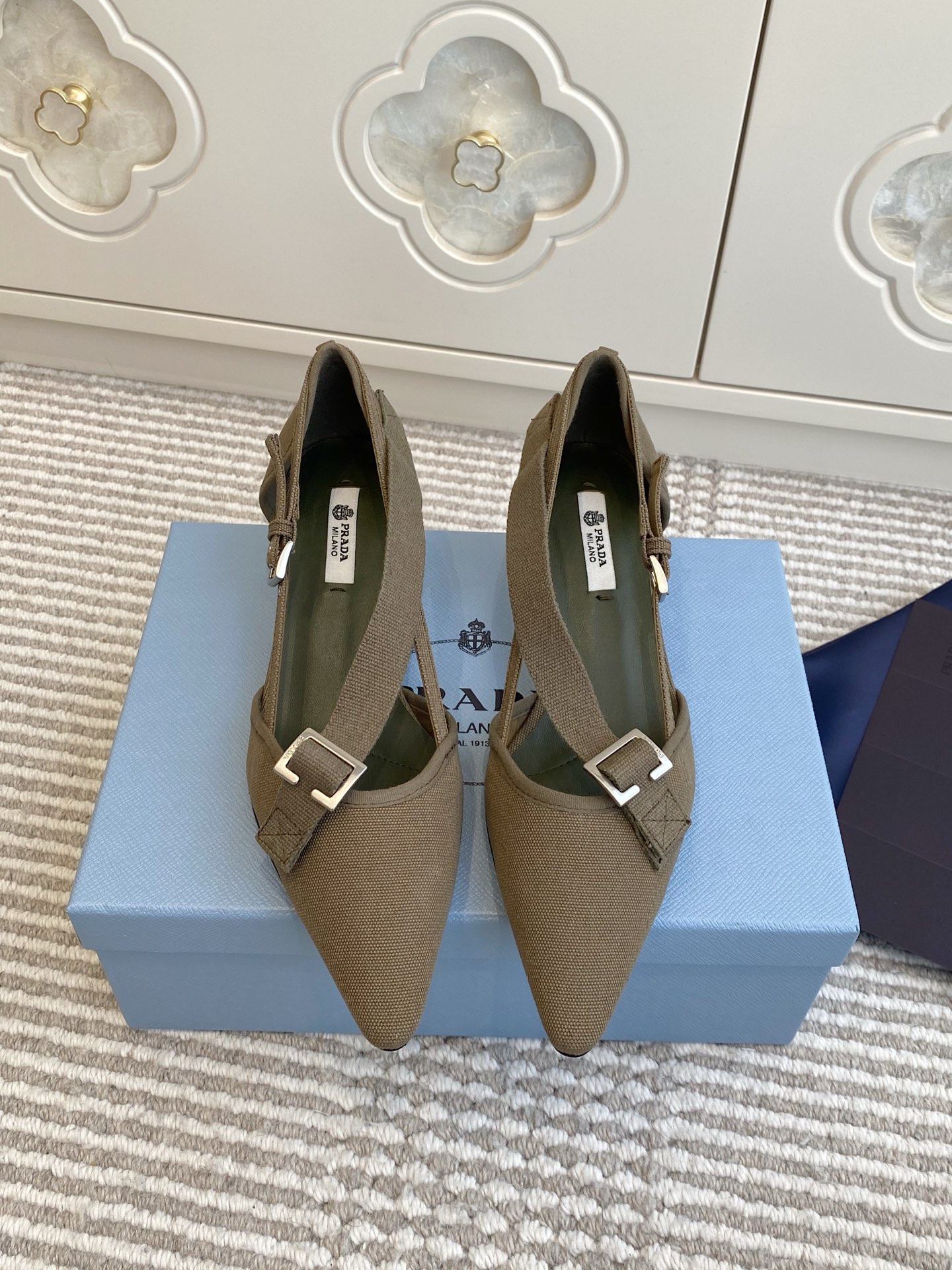 NO:750358,Batch Prada Prada · Catwalk Style · Hollow Belt Buckle Pointed Toe Shoes Our high-power show style high heels!  The contrast between canvas fabric and kitten heels will make people’s eyes shine!  Canvas fabric does not mean 'cheap'. Nowadays, everyone is pursuing exquisiteness and perfection. The relaxation brought by canvas is an attitude towards life. It gets rid of the label of 'must be refined and elegant' for high heels, and has a casual and comfortable street feel. Original custom canvas upper, sheepskin lining, Italian genuine leather outsole, heel height 4.5cm, size 35-39 (40.41 customized, non-refundable), single shoes, prada, prada, high  heels,sheepskin,leather soles19860909批 Prada 普拉达·走秀款·中空皮带扣尖头单鞋 咱家的大幂幂穿过的秀款高跟鞋！ 帆布面料搭配小猫跟的反差感,会让人眼前一亮的感觉！帆布面料并不代表“廉价”,当下人人都在追求精致完美,帆布带来的这种松弛感是对生活的一种态度.摆脱了高跟鞋“必须精致贵气”的标签,多了随性自在的街头感. 鞋面原版定制帆布 内里垫脚羊皮 鞋底意大利真皮大底 跟高4.5cm 码数35-39（40.41定做不退换）,单鞋,prada,prada,high heels,sheepskin,Leather soles,Women's Shoes