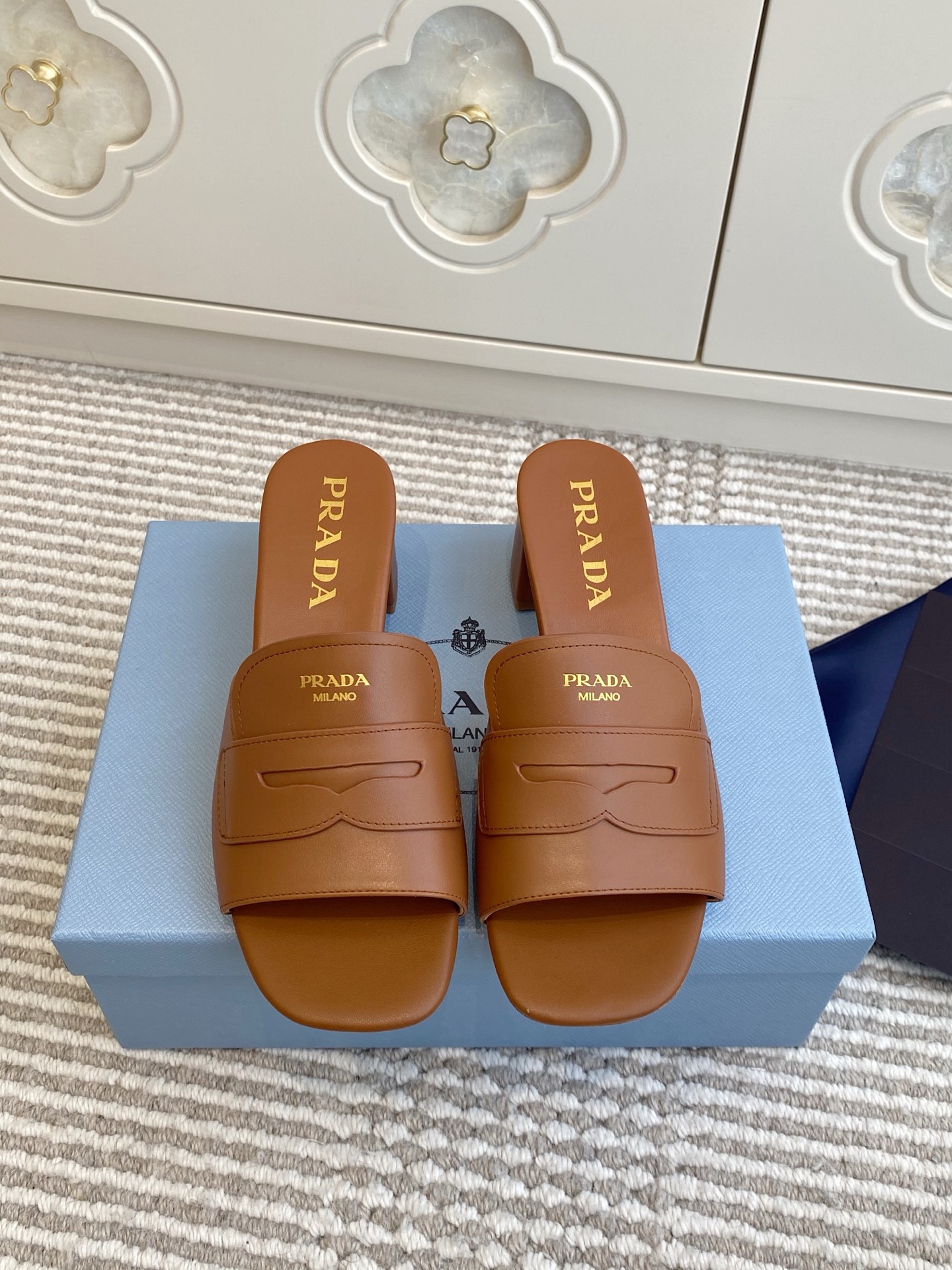 NO:750368,Batch Prada 2026 new season thick heel slippers, beautiful, top quality, material and craftsmanship, upper imported calfskin, original sheepskin lining, heel height 5cm, imported genuine leather outsole size 35-41 (40/41 customization is not returnable), slippers, prada, prada, slippers, cowhide, sheepskin, Leather soles19860909批 Prada普拉达2026新一季粗跟拖鞋 美不胜收 顶级品质 材质与工艺 鞋面进口小牛皮 内里原版羊皮内里 跟高5cm 进口真皮大底 size35-41（40/41定制不退换）,拖鞋,prada,prada,slippers,cowhide,sheepskin,Leather soles,Women's Shoes