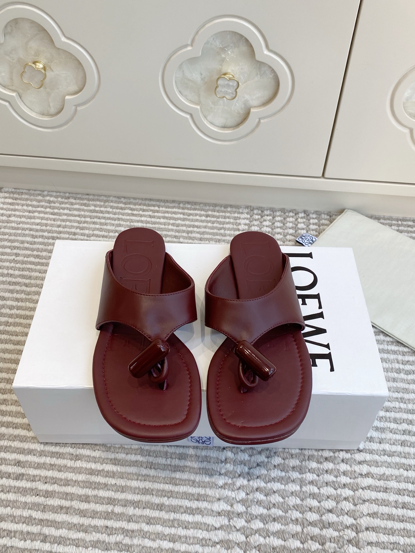 NO:760362,Batch LOEWE · Loewe 2026 new products · Flat flip-flops Flip-flops are a hot slipper recently. They are super cute and a must-have item that fashionistas must not miss. They have no complicated decorations and a great vintage feel. Purity and minimalism are neat and poetic. Super versatile. The fabric is original customized calfskin. The lining is imported sheepskin. The outsole is genuine leather outsole imported from Italy.  Size 35-40 (41 customized, non-returnable), split-toe shoes, loewe, loewe, slippers, cowhide, sheepskin, Leather soles19860909批 LOEWE·罗意威2026新品·平底夹趾拖鞋人字拖 最近大热的一款拖鞋 超级可爱 时髦精绝对不能错过的必入款,没有任何繁杂装饰,质感极好的vintage感,纯粹和极简做得利落又诗意 超级百搭款 面料原版定制小牛皮 内里进口羊皮 大底意大利进口真皮大底 码数35-40（41订做不退换),分趾鞋,loewe,loewe,slippers,cowhide,sheepskin,Leather soles,Women's Shoes